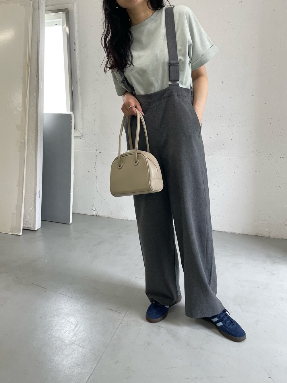 「テーマパークコーデ、大人カジュアルコーデ、ラクチンコーデ、サロペット、休日スタイル」｜「URBAN RESEARCH DOORSのアイテム（ハンドバッグ、ベージュ系）」を使った、harunaさん（レディース・164cm）の夏コーディネートの1枚目の写真