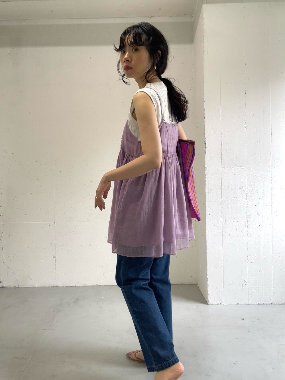 「おしゃ見えテクニック、大人カジュアルコーデ、夏コーデ、大人女子、休日スタイル」｜「URBAN RESEARCH DOORSのシャドーチェックキャミソールブラウス（キャミソール、パープル系）」を使った、harunaさん（レディース・164cm）の夏コーディネートの1枚目の写真