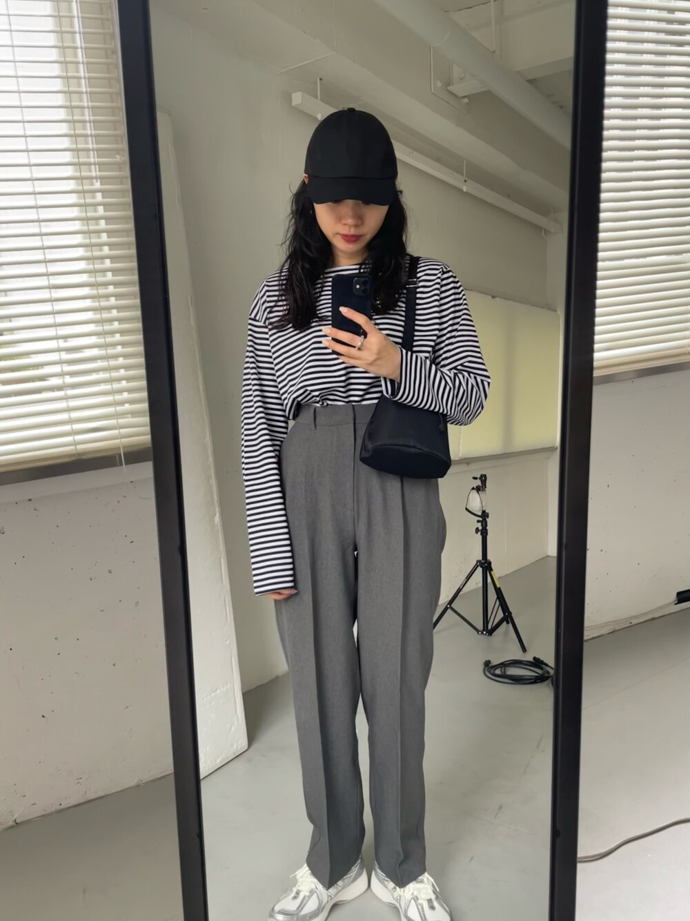 「シンプルコーデ、パンツスタイル、モノトーンコーデ、スニーカーコーデ、ボーダー、キャップ、ニューバランス」｜「URBAN RESEARCH DOORSのツイルキャップ（キャップ、ブラック系）」を使った、harunaさん（レディース・164cm）の春コーディネートの1枚目の写真