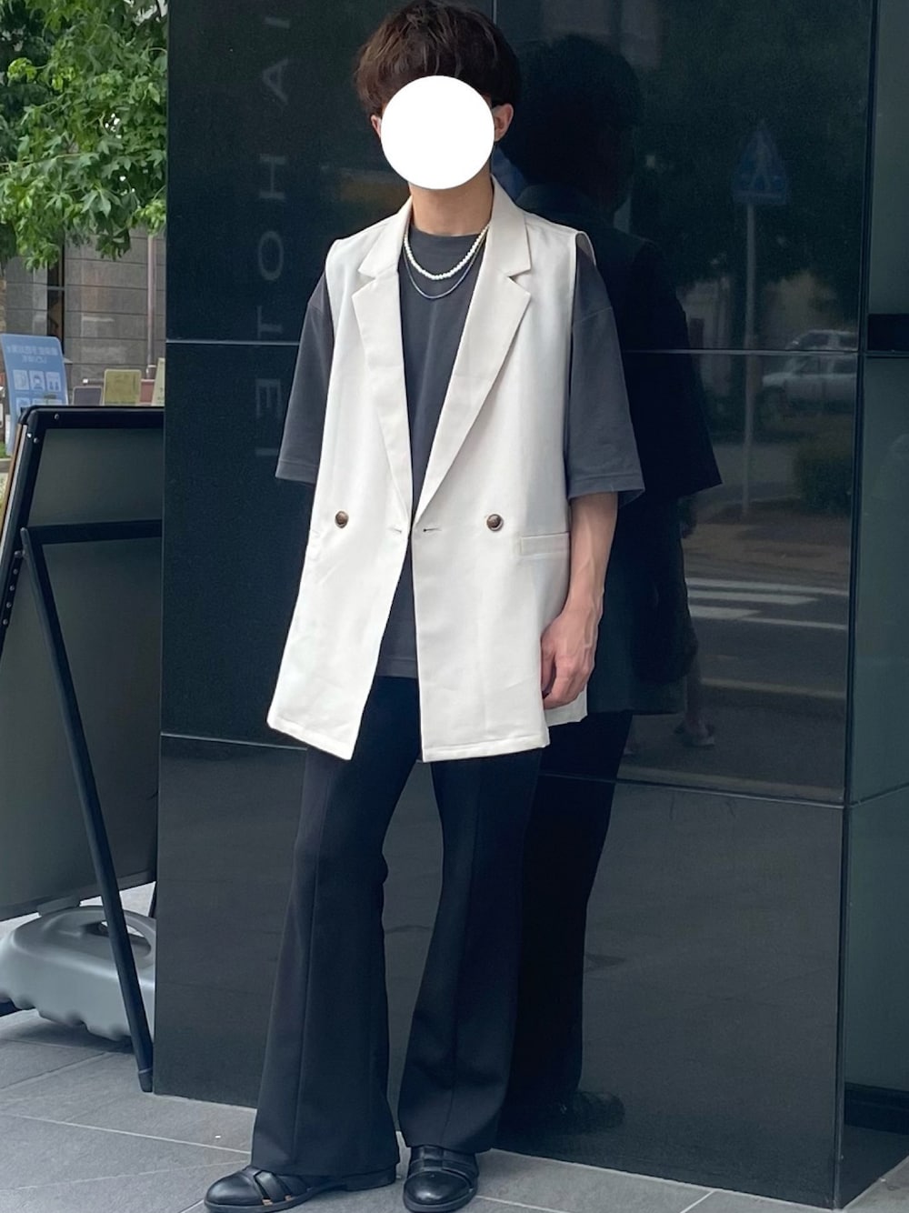 「モノトーンコーデ、ジレベスト、フレアパンツ、グルカサンダル、パールネックレス、2連ネックレス」｜「SPINNSのアイテム（ベスト、ホワイト系）」を使った、𝐀𝐭𝐬𝐮𝐤𝐢.さん（メンズ・160cm）の夏コーディネートの1枚目の写真