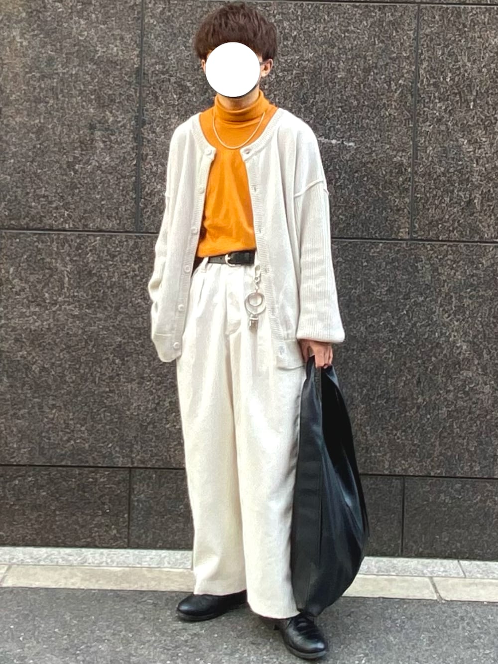 「暖色、白系コーデ、カーディガン、タートルネック、レザー、タックイン」｜「HAREの2WAYマルチデザインカーディガン(HARE)（カーディガン/ボレロ、グレー系）」を使った、𝐀𝐭𝐬𝐮𝐤𝐢.さん（メンズ・161cm）の秋コーディネートの1枚目の写真