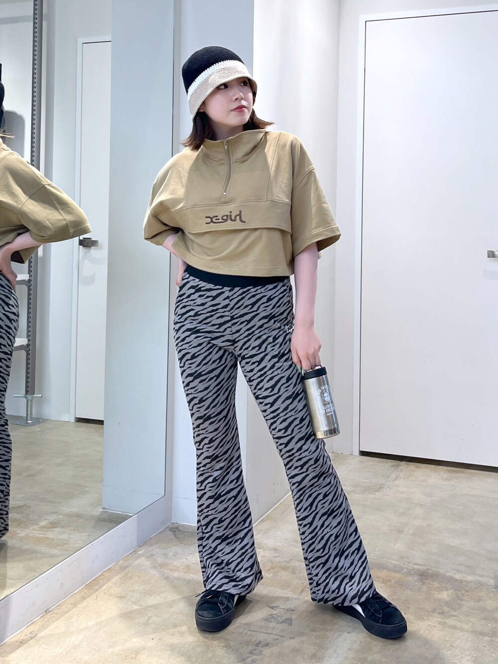 「x-girl」｜「X-girlのZEBRA PATTERN FLARE PANTS（その他パンツ、ブルー系）」を使った、佐藤 舞花さん（レディース・161cm）の春コーディネートの1枚目の写真