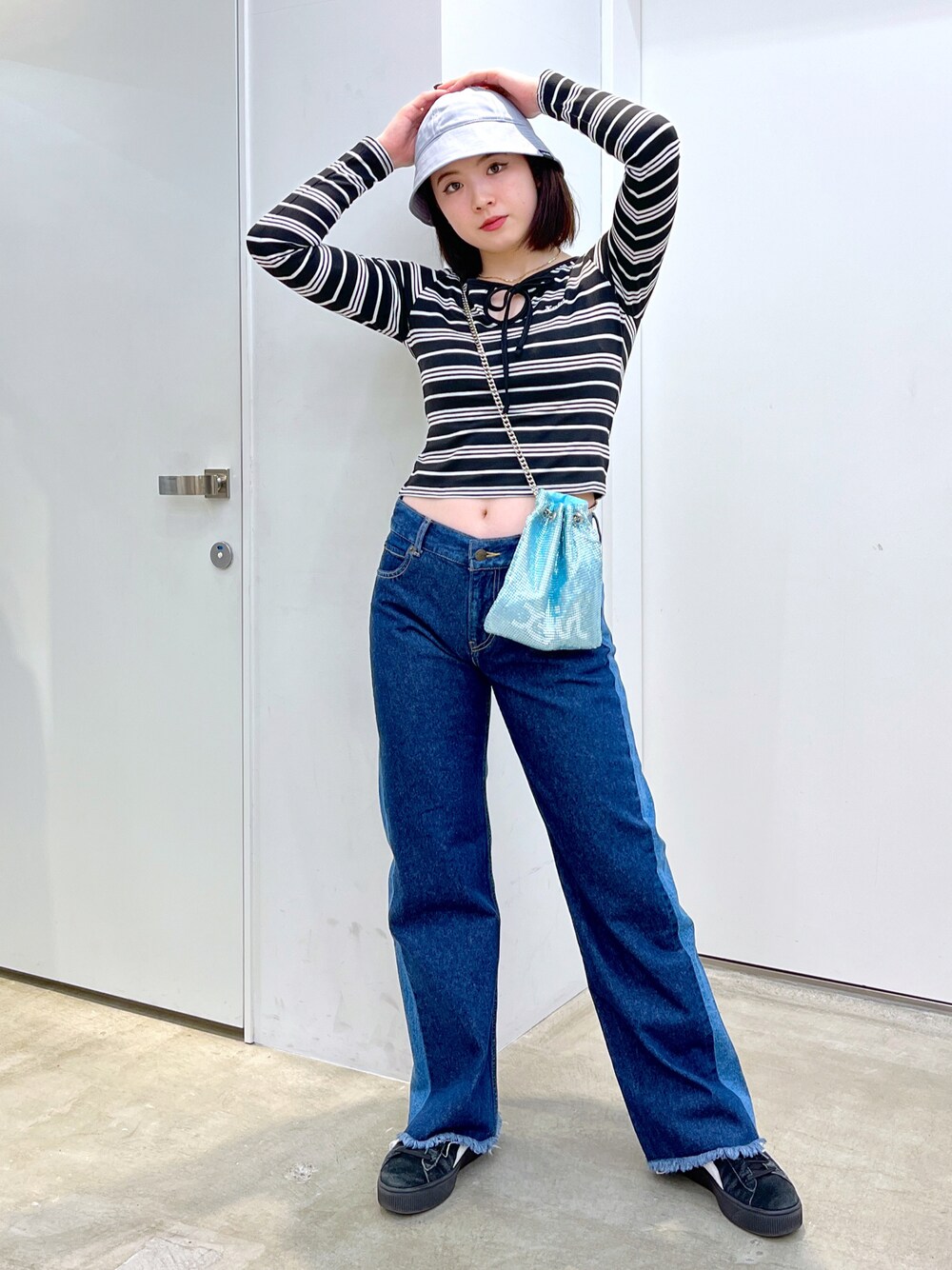 「x-girl」｜「X-girlの2-TONE LOW-RISE DENIM PANTS（デニムパンツ、ブルー系）」を使った、佐藤 舞花さん（レディース・161cm）の春コーディネートの1枚目の写真