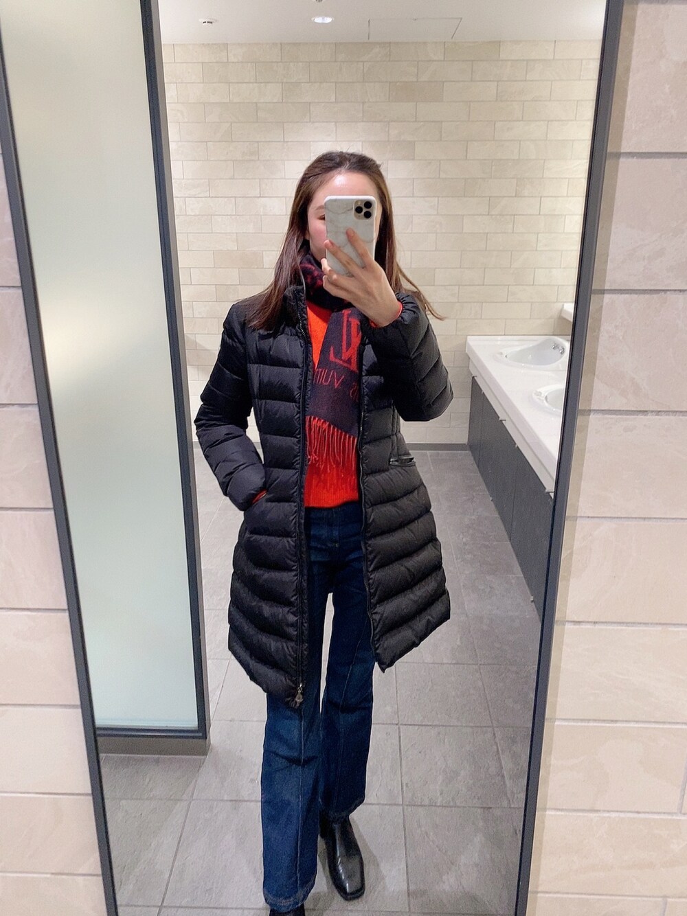 「シンプルコーデ、赤ニット、ダウンジャケット、あったかコーデ、H&M、モンクレール、デニムパンツ、カラーコーデ、大人コーデ、オトナカジュアル、オトナ女子、デニムコーデ、30代コーデ、大人ファッション」｜「LOUIS VUITTONのアイテム（マフラー、レッド系）」を使った、ayaさん（レディース・163cm）の冬コーディネートの1枚目の写真