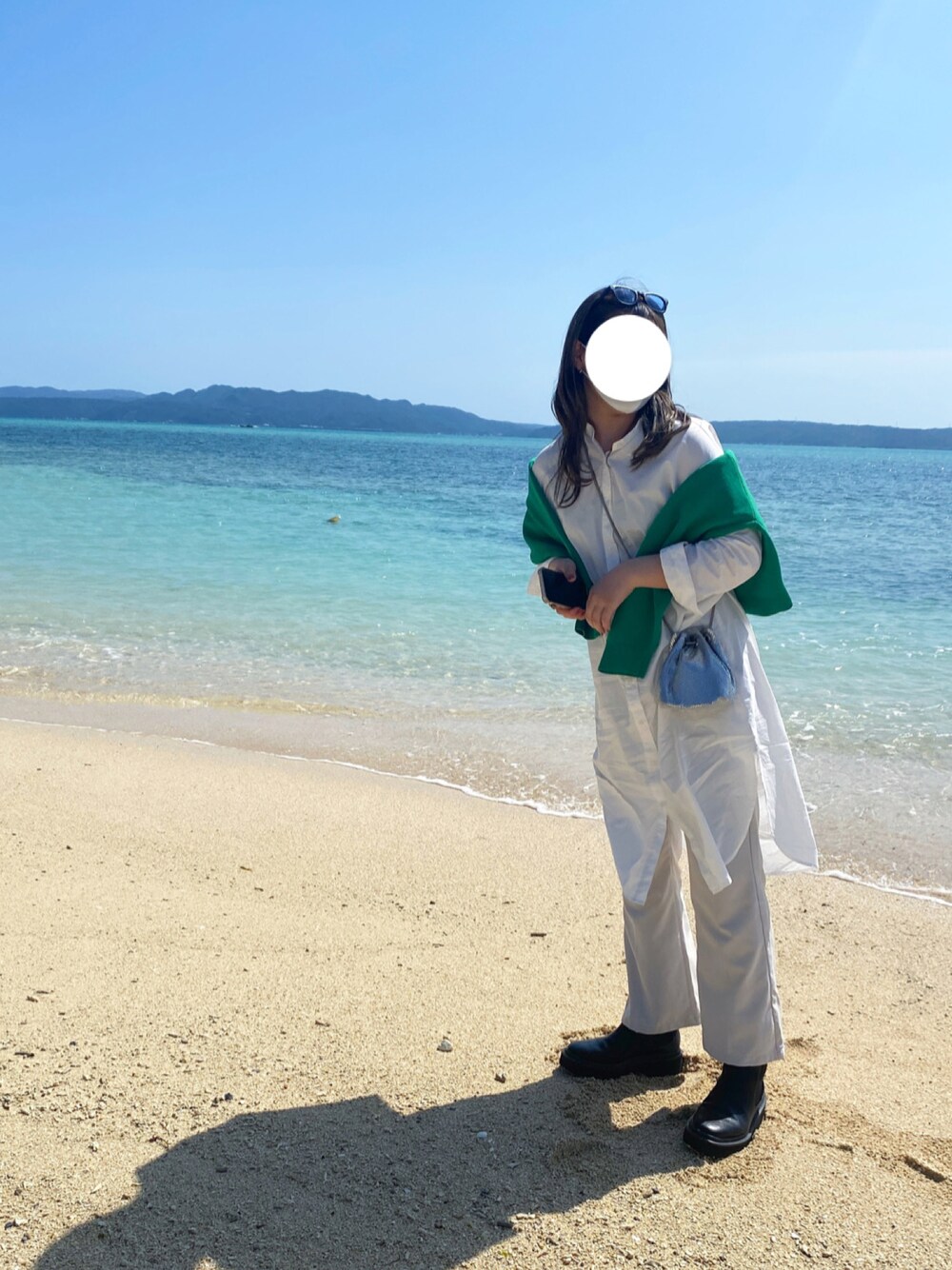 「春コーデ、大人カジュアル、パンツスタイル、ロングシャツ、春カラー、カーディガン、カーディガン肩かけ、グリーンコーデ、グリーン」｜「INGNIの2WAYスナップボタンクロップドカーディガン（カーディガン/ボレロ、グリーン系）」を使った、やまさん（レディース・162cm）の春コーディネートの1枚目の写真