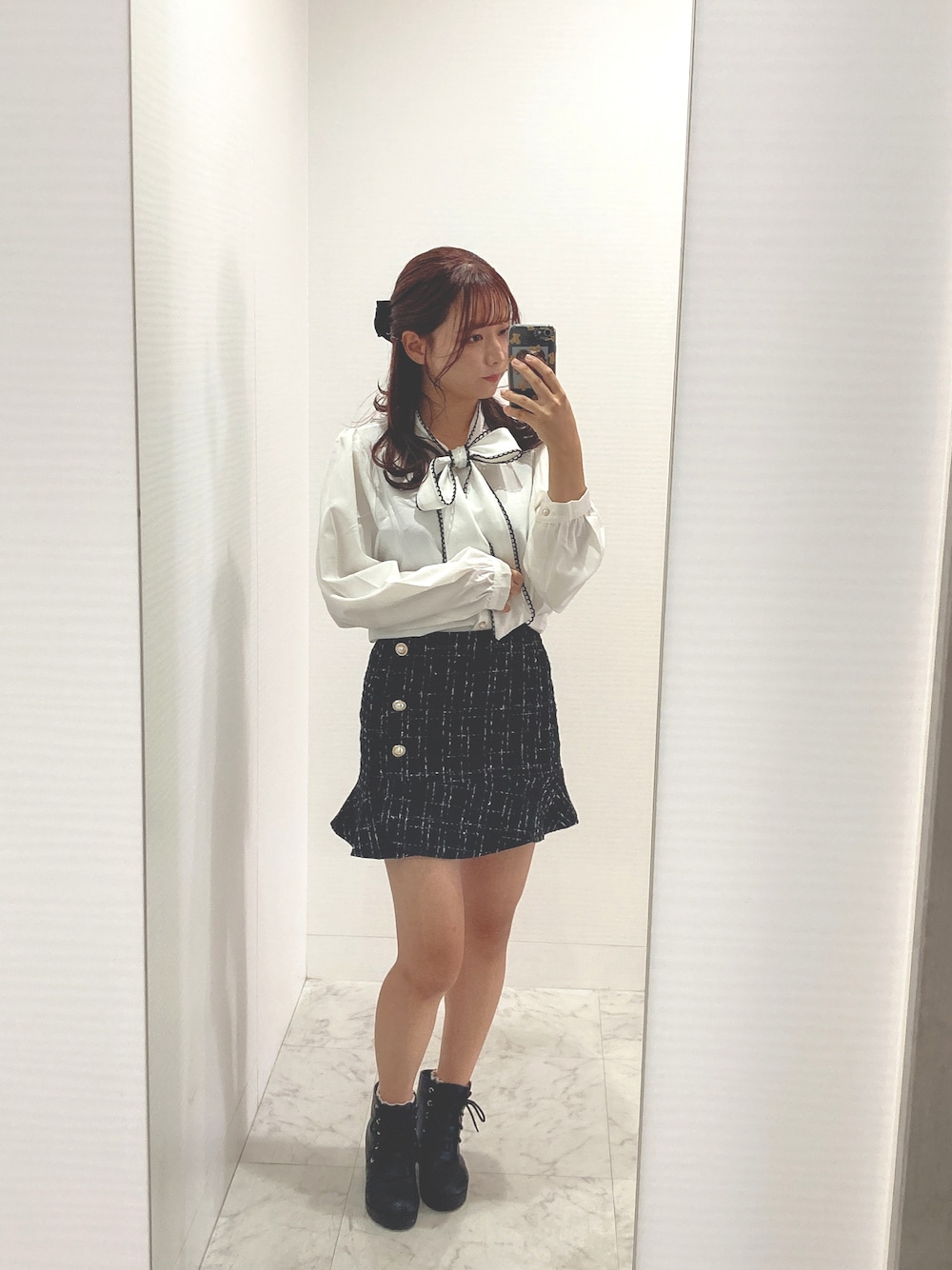 「地雷コーデ、ピンクヘアー、大人女子、ツイードスカート、量産型コーデ、量産型、秋コーデ、リボンブラウス、ブラウスコーデ、ホワイトブラウス、カジュアル、フレンチガーリー、参戦服、オタクコーデ、地雷系ファッション」｜「AliExpressのアイテム（スカート、ブラック系）」を使った、ももこさん（レディース・154cm）の秋コーディネートの1枚目の写真