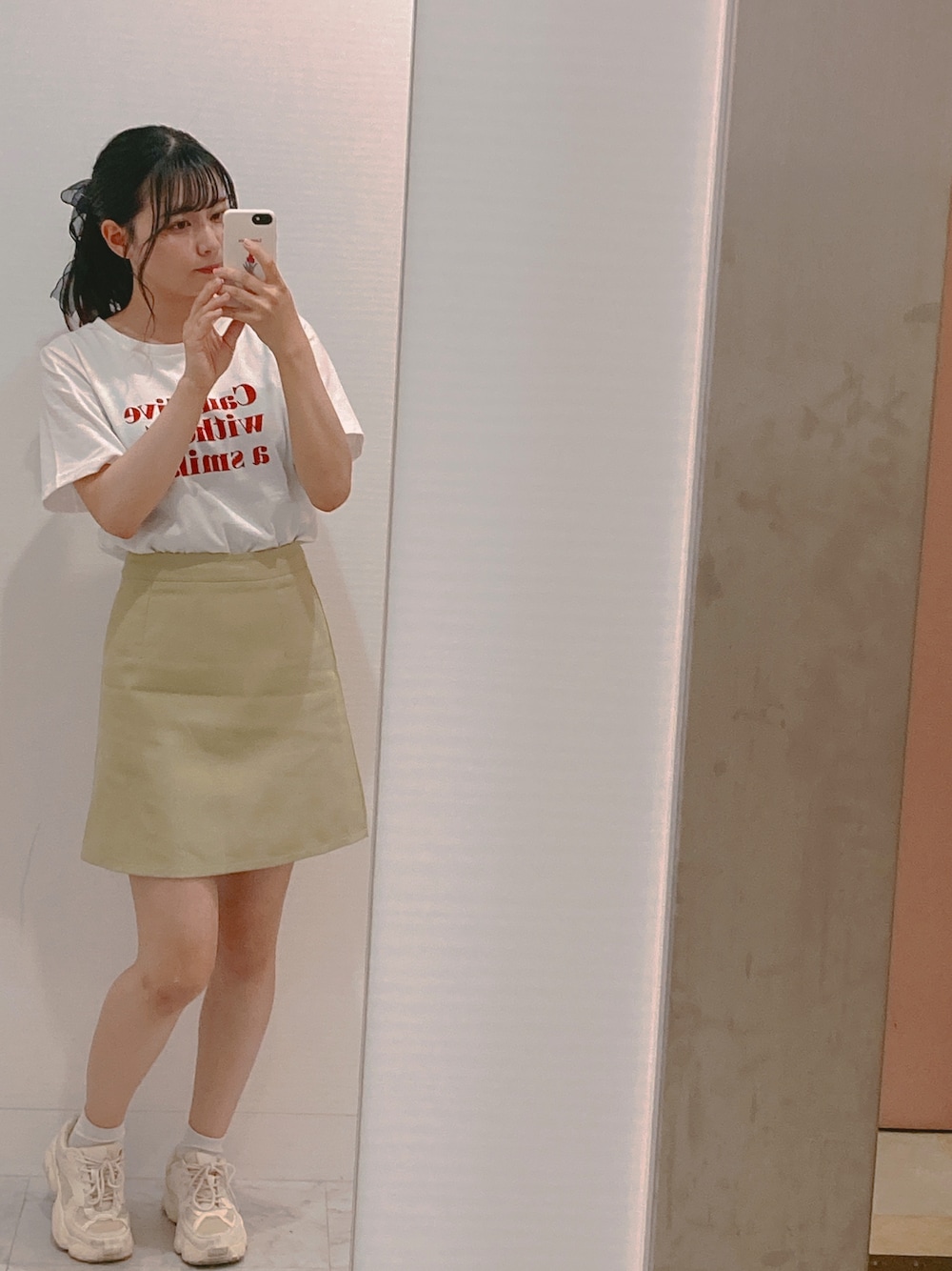 「夏服コーデ、白Tシャツ、白T、ミントスカート、ミントグリーン、ミニスカート、夏、ポニーテール＋リボン、ポニーテール、大学生コーデ」｜「GRLのアイテム（スカート、グリーン系）」を使った、ももこさん（レディース・154cm）の夏コーディネートの1枚目の写真