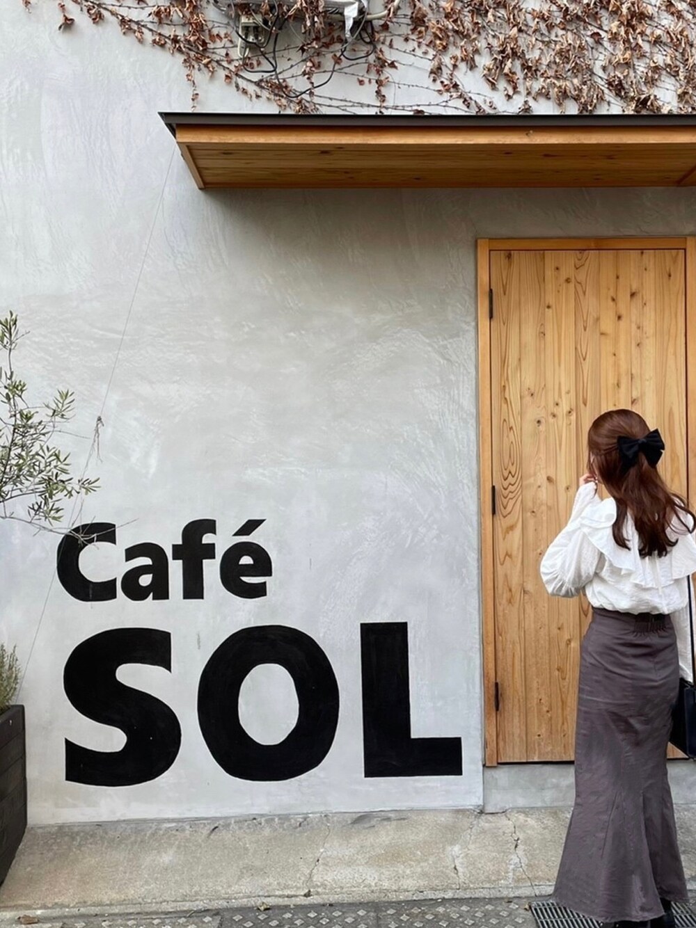 「カフェオレコーデ、カフェコーデ、大学生コーデ、大学生、マーメイドスカート、フリルブラウス、秋服、リボンバレッタ、秋服コーデ、今日のコーデ、ロングスカート、キレイめ、低身長コーデ、スカートスタイル、フェミニン」｜「GRLのアイテム（シャツ/ブラウス、ホワイト系）」を使った、ももこさん（レディース・154cm）の秋コーディネートの1枚目の写真