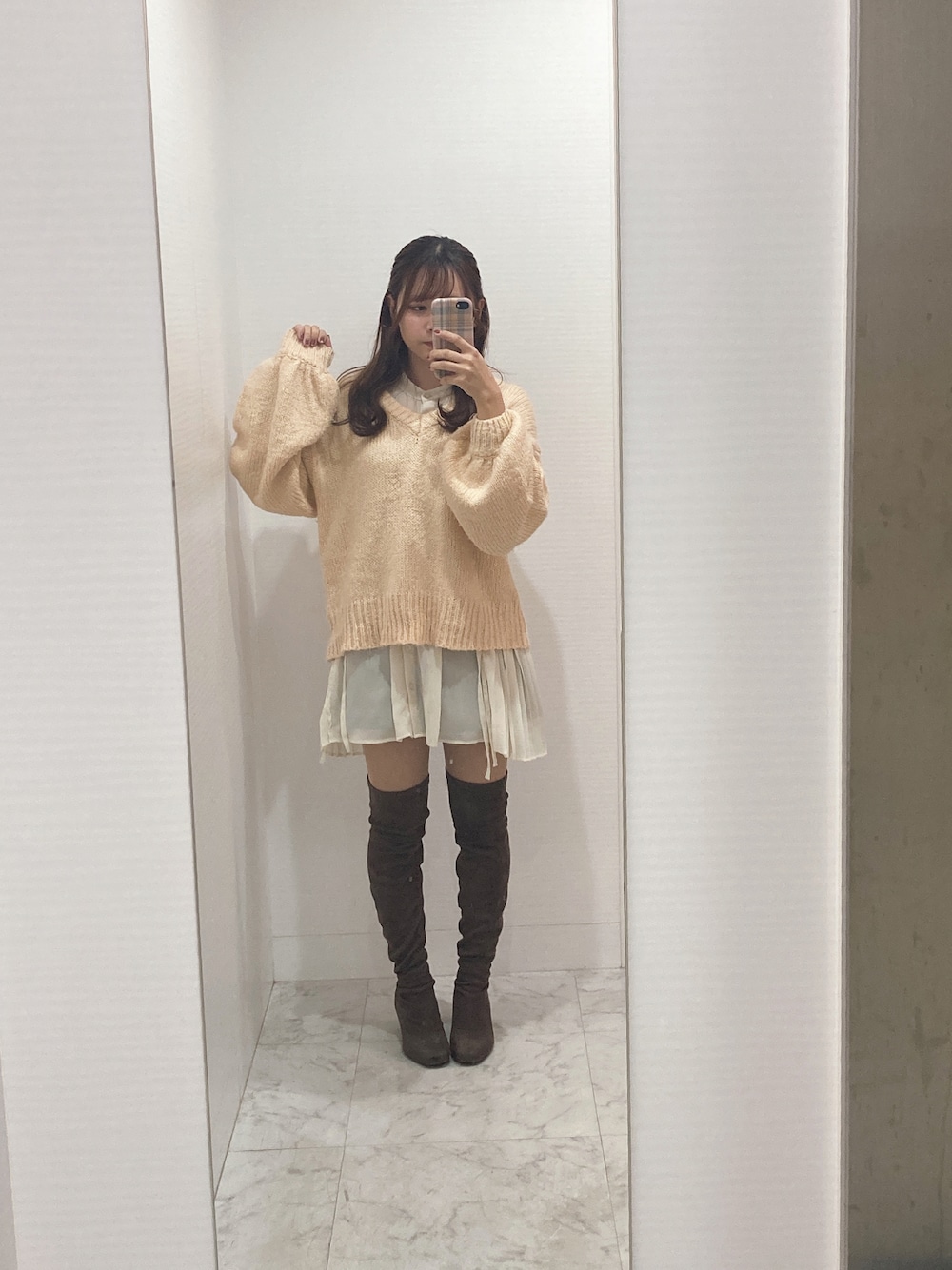 「イエロー、ショートパンツ、ニーハイブーツ、冬コーデ、レイヤードスタイル、ロングブーツ、大学生、チュニック、イエローニット、低身長コーデ、大学生コーデ、ニットコーデ、あざとかわいい、ニット/セーター、チュニックワンピ」｜「apres jourのアイテム（ニット/セーター、イエロー系）」を使った、ももこさん（レディース・154cm）の秋コーディネートの1枚目の写真