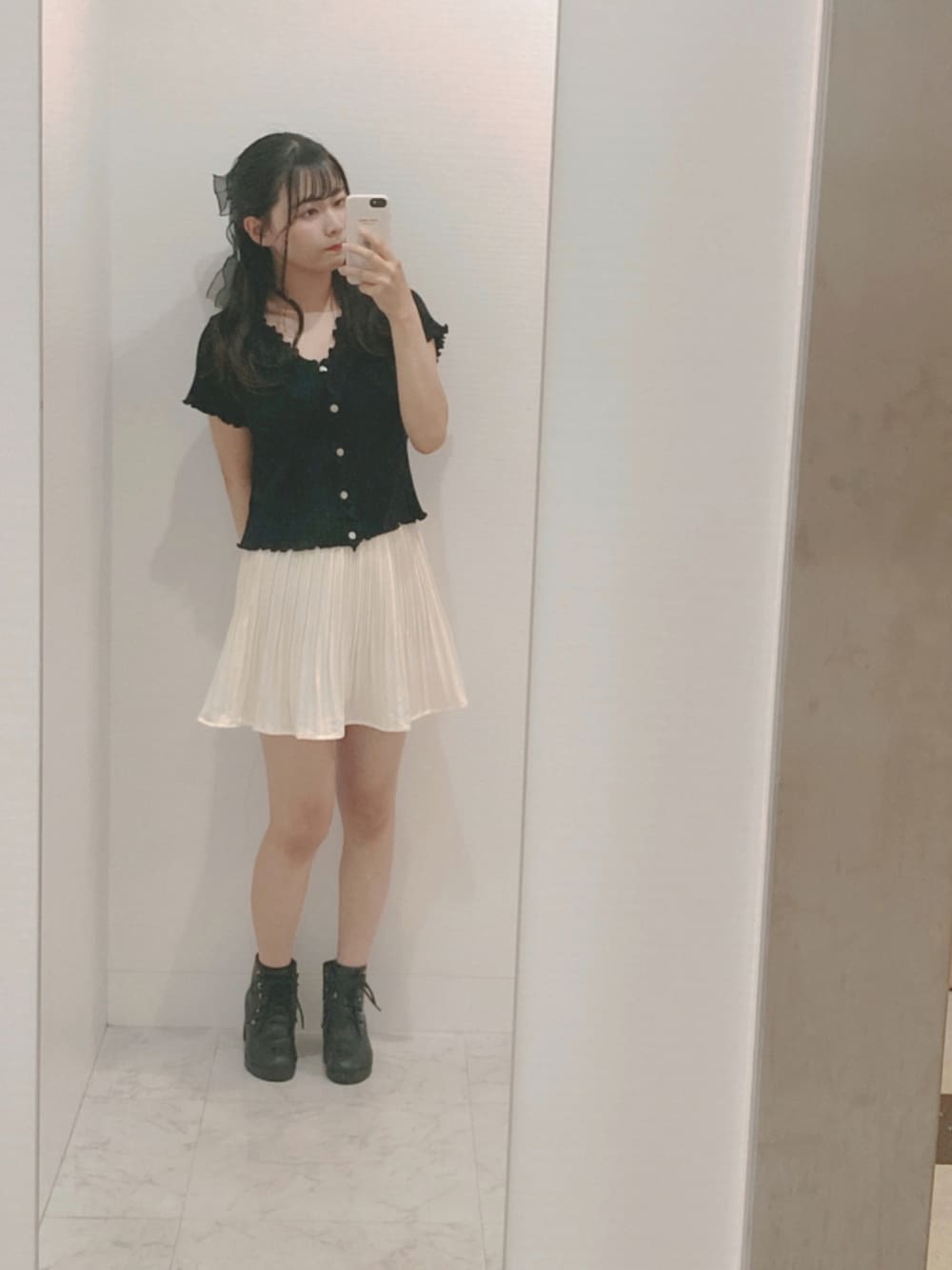 「黒ブーツ、プリーツスカート 白、プリーツスカート、モノクロコーデ、大学生コーデ、韓国ファッション、リボンゴム、夏コーデ、grlコーデ、GRL」｜「GRLのアイテム（カーディガン/ボレロ、ブラック系）」を使った、ももこさん（レディース・154cm）の夏コーディネートの1枚目の写真