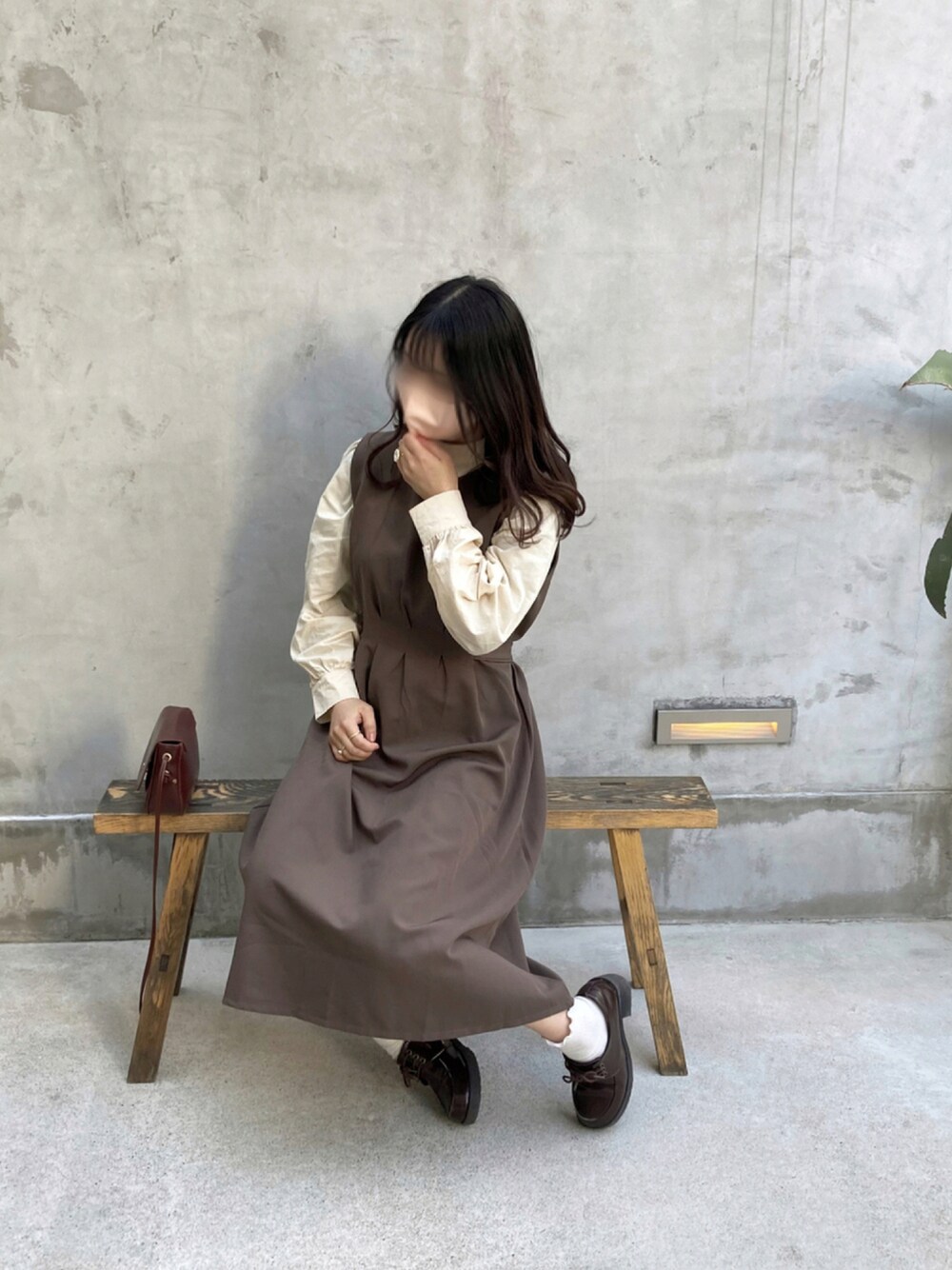 「春コーデ、ジャンパースカート、ブラウンコーデ、カフェコーデ、カフェオレコーデ、ワンピース」｜「GRLのアイテム（ショルダーバッグ、ブラウン系）」を使った、ももこさん（レディース・154cm）の夏コーディネートの1枚目の写真