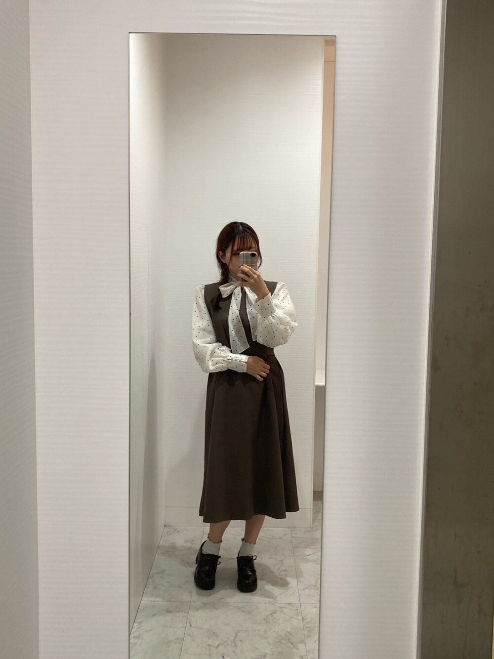 「低身長、リボンブラウス、リボン、ジャンパースカート、韓国ファッション、あざとかわいい、大学生、大学生コーデ、図書館、ブラウンコーデ、ドットブラウス、キレイめ、カフェオレコーデ、プチプラ」｜「Qoo10のアイテム（ジャンパースカート、ブラウン系）」を使った、ももこさん（レディース・154cm）の秋コーディネートの1枚目の写真