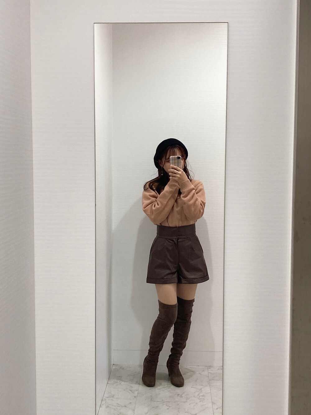「ロングブーツ、ニーハイブーツ、ショートパンツ、レザーショートパンツ、ブラウンコーデ、UNIQLO U、UNIQLOニット、wearhalloween2021、プチプラコーデ、大学生、大学生コーデ、ベレー帽、秋のコーデ、プレミアムラムクロップドセーター、カラーニット」｜「UNIQLOのアイテム（ニット/セーター、ピンク系）」を使った、ももこさん（レディース・154cm）の秋コーディネートの1枚目の写真