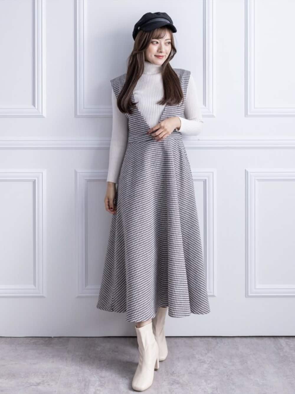 ホワイト系のニット/セーター、ホワイト系のブーツ、ブラウン系のワンピースを着用したレディースの冬コーディネートの1枚目の写真