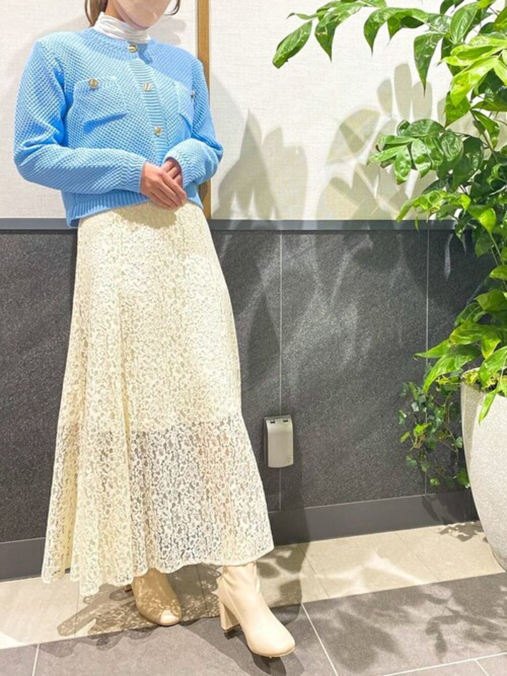 ブルー系のノーカラージャケット、ホワイト系のワンピース、ホワイト系のTシャツ/カットソーを着用したレディースの春コーディネートの1枚目の写真