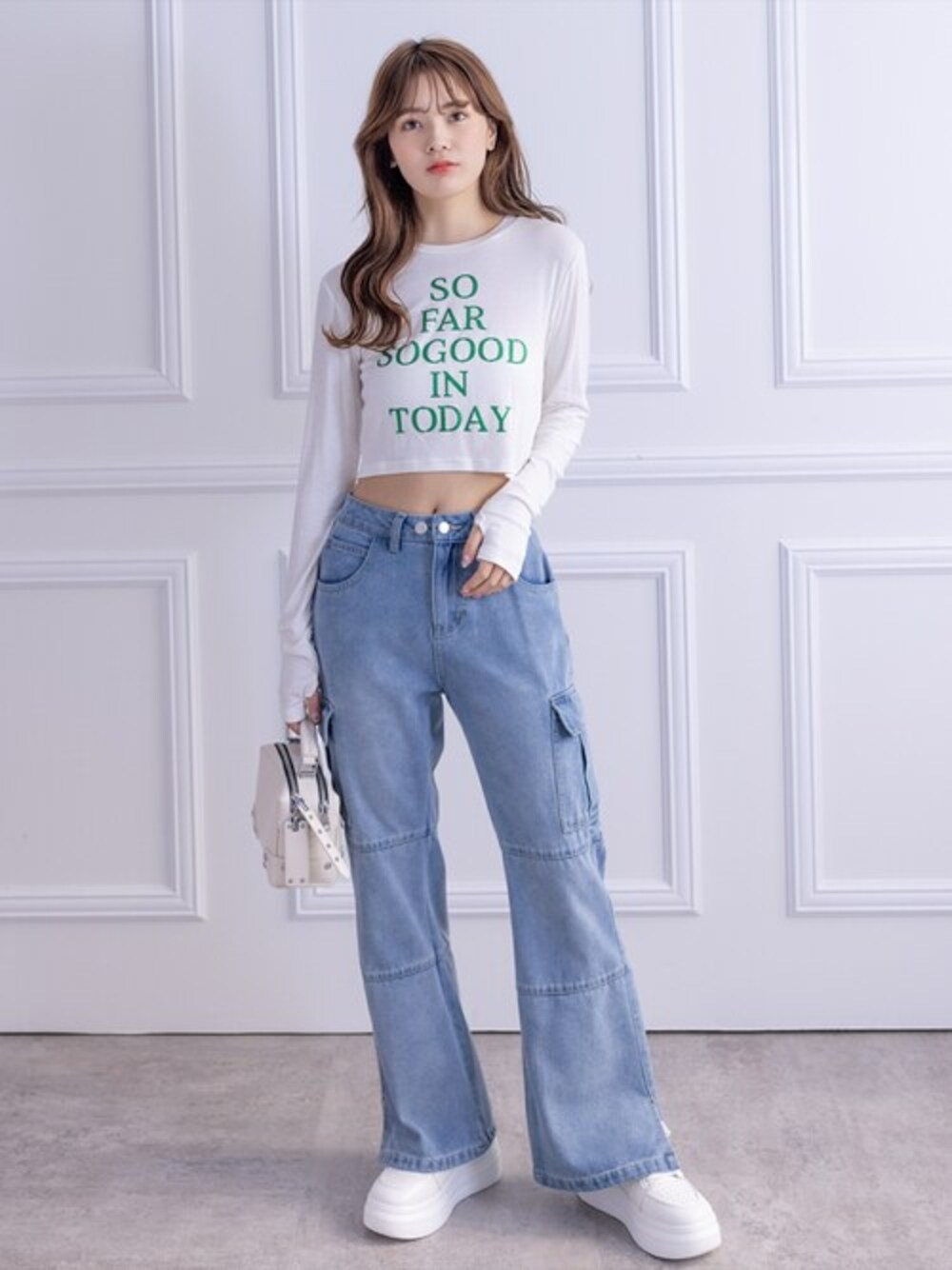 ホワイト系のTシャツ/カットソー、ブルー系のデニムパンツ、ホワイト系のスニーカーを着用したレディースの春コーディネートの1枚目の写真