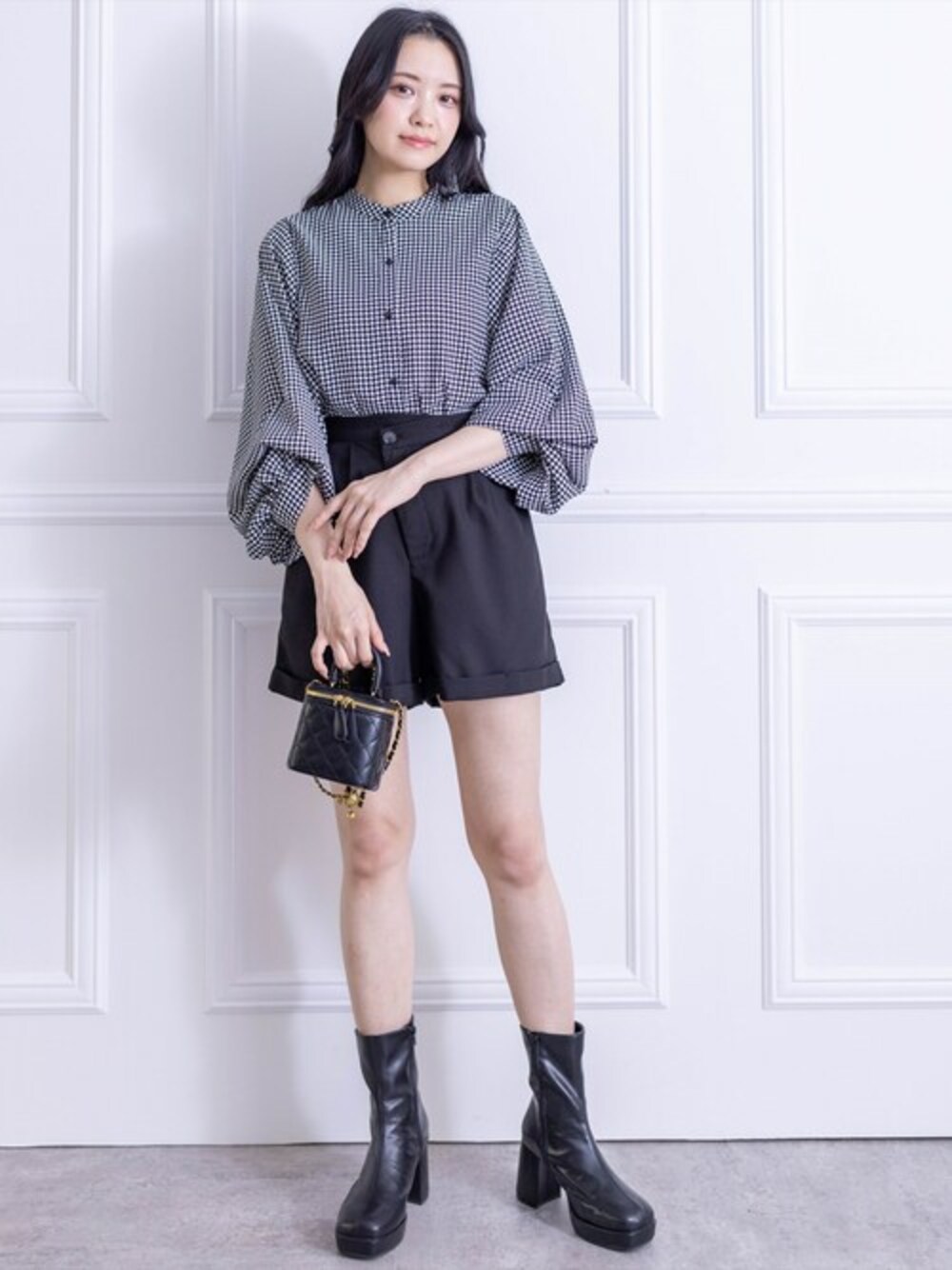 ブラック系のシャツ/ブラウス、ブラック系のその他パンツ、ブラック系のブーツを着用したレディースの春コーディネートの1枚目の写真