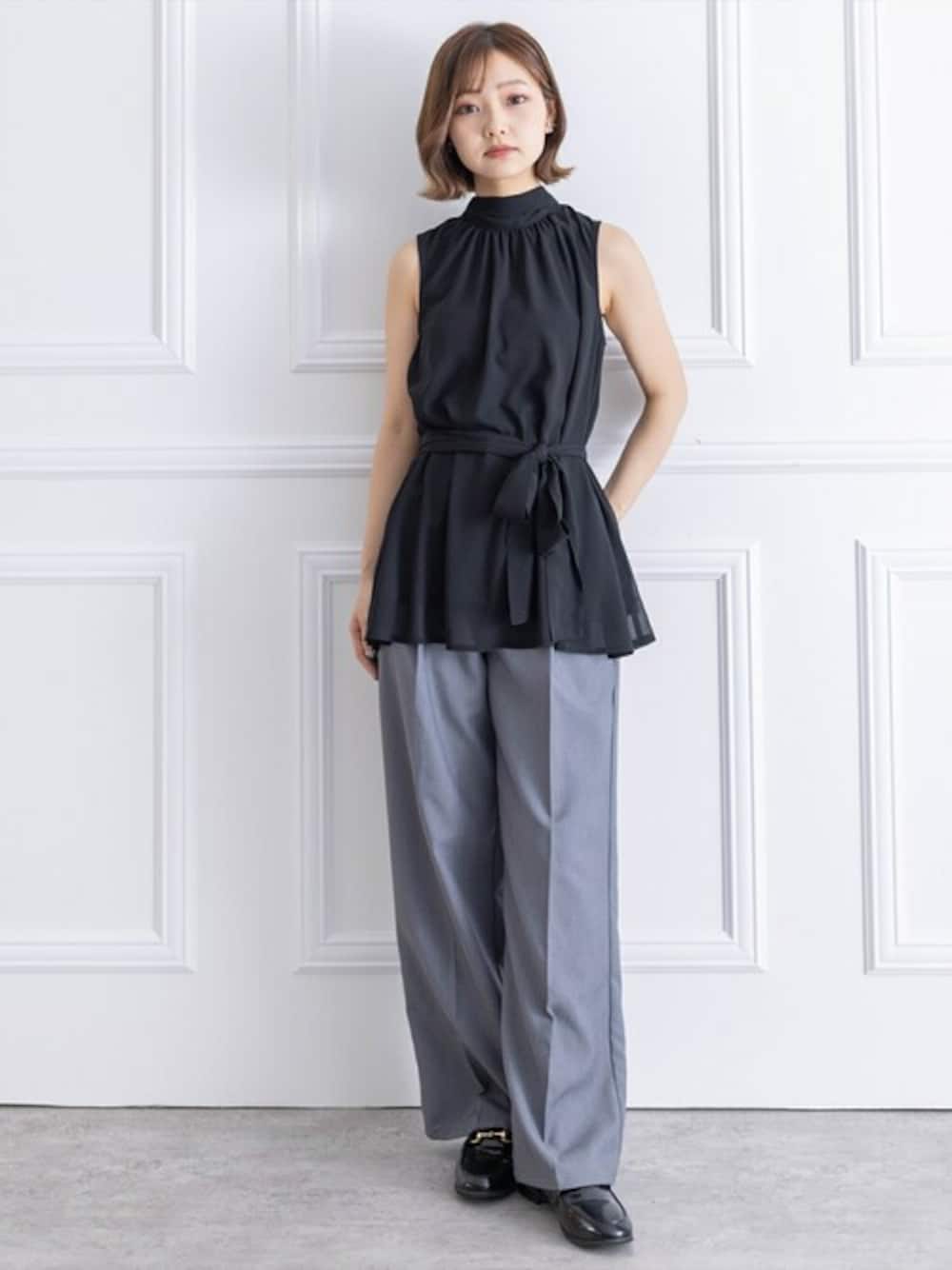 「ローファー、ストレートパンツ、プチブラ、クリア、clear、シフォントップス、シフォンチュニック」｜「clearのスカーフ付きウエストリボンシフォンチュニック≪2024SS新作≫（チュニック、ブラック系）」を使った、clear(クリア)さん（レディース・158cm）の春コーディネートの1枚目の写真