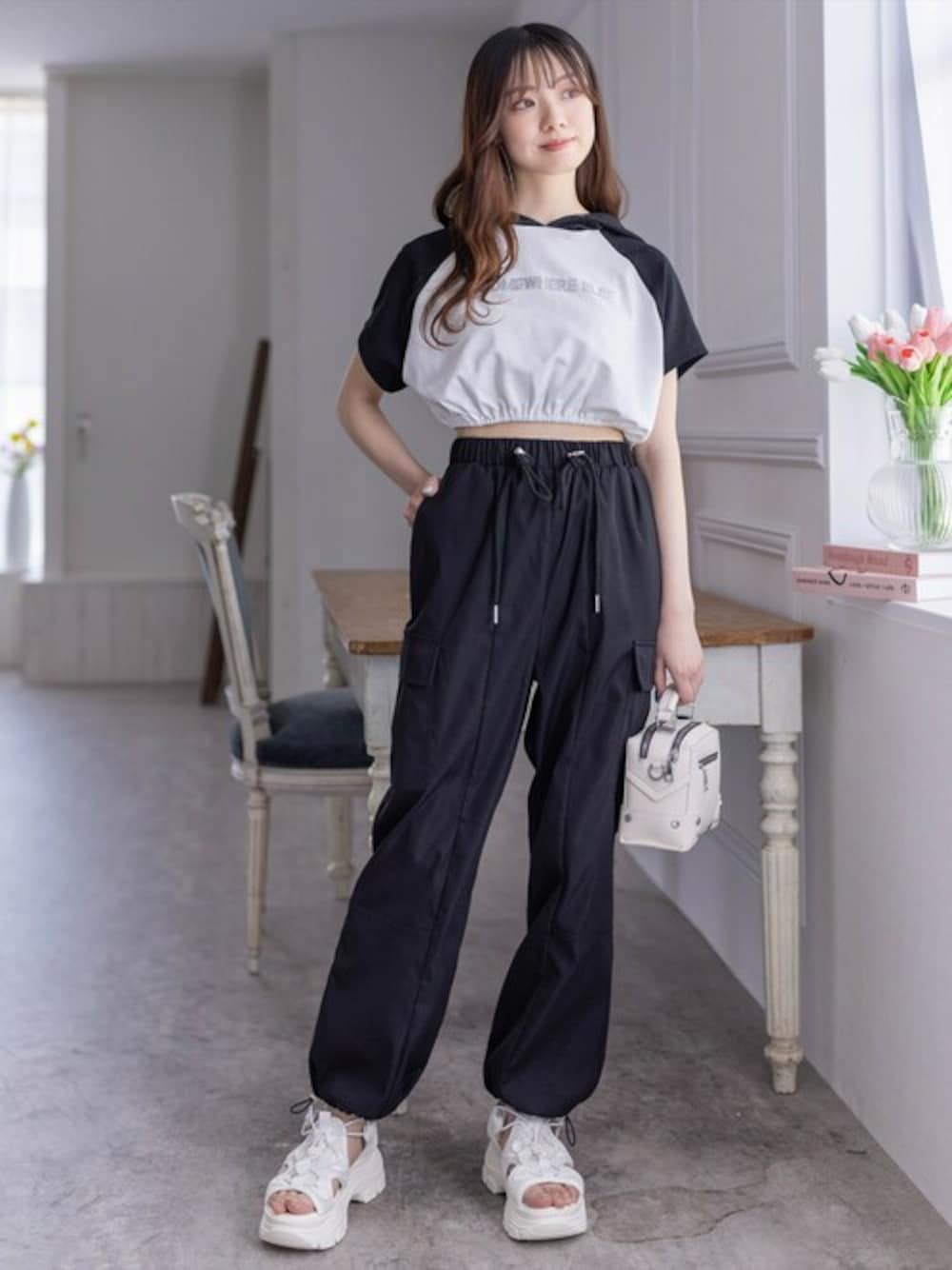 「パーカー、カーゴパンツ、プチプラ、プチブラ、クリア、おでかけコーデ、clear」｜「clearのカーゴパンツ[低身長用サイズ有]≪2024SS新作≫（カーゴパンツ、ブラック系）」を使った、clear(クリア)さん（レディース・153cm）の夏コーディネートの1枚目の写真