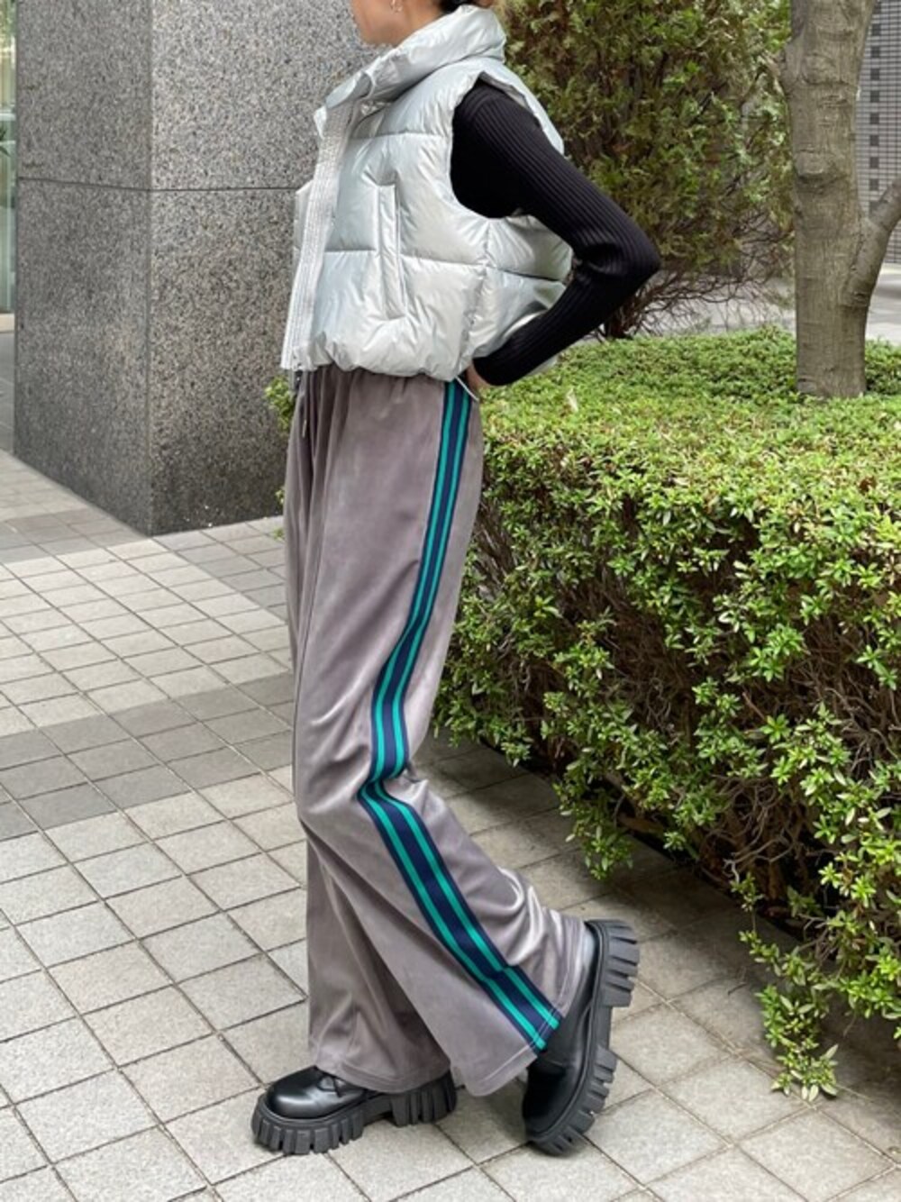 「ベスト、プチプラ、トラックパンツ、クリア、clear」｜「clearのメタリック中綿ショート丈ベス [トレンド感 小顔効果 甘辛コーデにも]≪2024AW新作≫（その他アウター、シルバー系）」を使った、clear(クリア)さん（レディース・160cm）の秋コーディネートの1枚目の写真