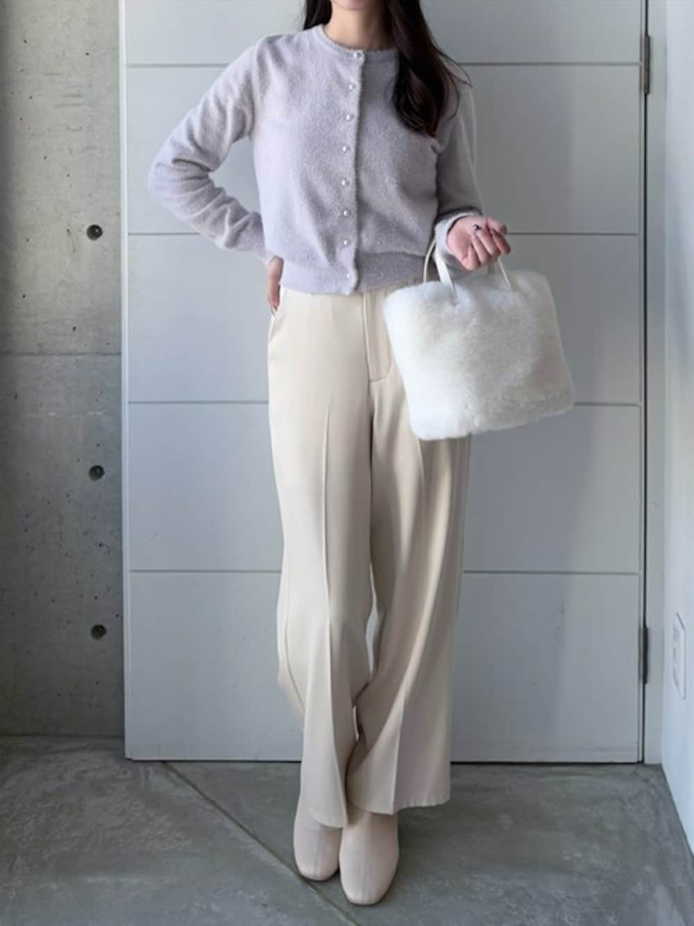 パープル系のカーディガン/ボレロ、ホワイト系のスラックス、ホワイト系のブーツを着用したレディースの冬コーディネートの1枚目の写真