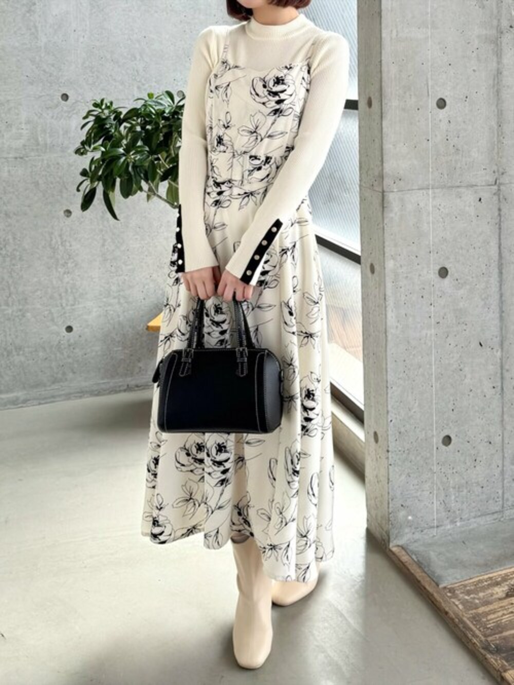 ホワイト系のニット/セーター、ホワイト系のワンピース、ホワイト系のブーツを着用したレディースの春コーディネートの1枚目の写真