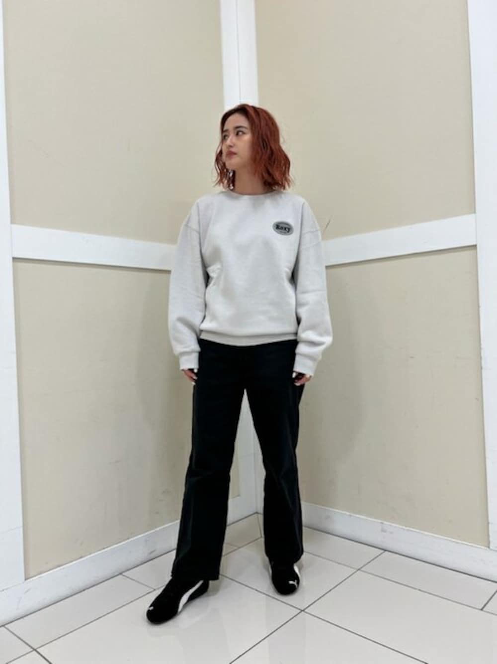 「カジュアル、シンプル、スタッフコーデ、サーフ、PUMA、シンプルコーデ、ROXY、ムラサキスポーツ、スピードキャット」｜「ROXYのROXY/ロキシー スウェット RPO244034（スウェット、グレー系）」を使った、murasaki_officialさん（レディース・157cm）の冬コーディネートの1枚目の写真