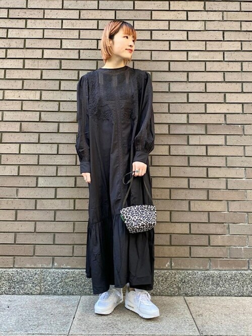 「スニーカー、ワンピース、NIKE、モノトーン、大人カジュアル、ナイキ、エアマックス、レースワンピース、SHIPS for women、Fanaka」｜「NIKEのNIKE:エアマックス 90 フューチュラ（スニーカー、ホワイト系）」を使った、西平さん（レディース・160cm）の冬コーディネートの1枚目の写真