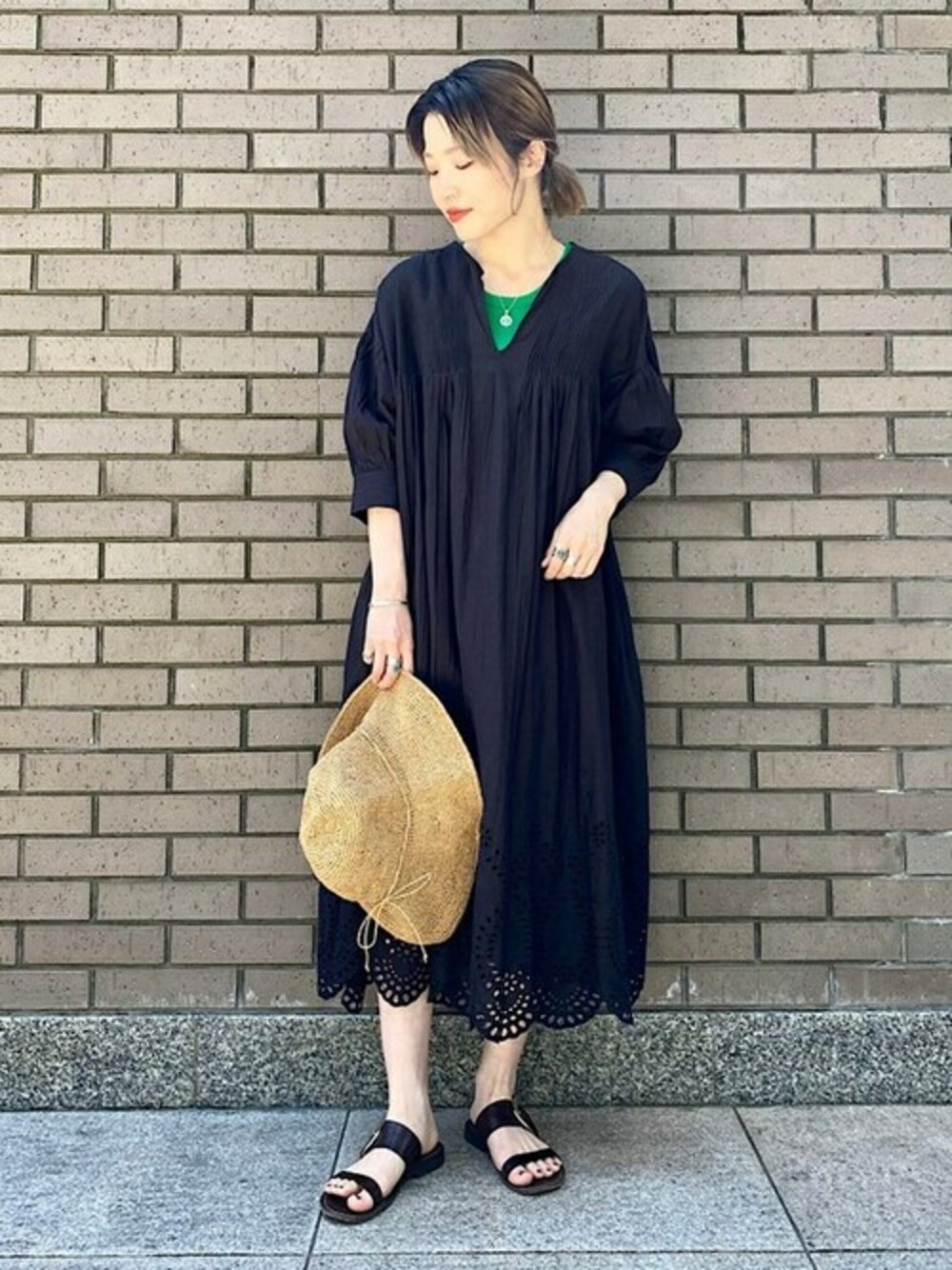 「ワンピース、ハット、大人カジュアル、レースワンピース、夏コーデ、SHIPS for women、おでかけコーデ、ピンタック、刺繡、アメスリ」｜「SHIPSの〈手洗い可能〉細ピンタック シフリー刺繍 ワンピース◇（ワンピース、ブラック系）」を使った、西平さん（レディース・160cm）の春コーディネートの1枚目の写真