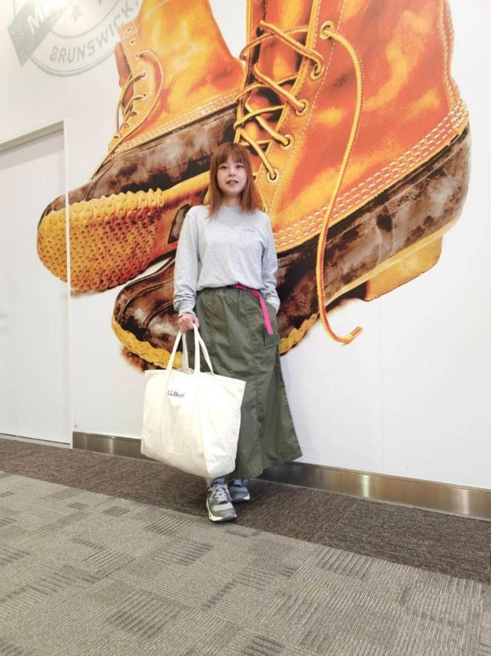 ホワイト系のトートバッグ、グレー系のTシャツ/カットソー、グリーン系のソックス/靴下を着用したレディースの夏コーディネートの1枚目の写真