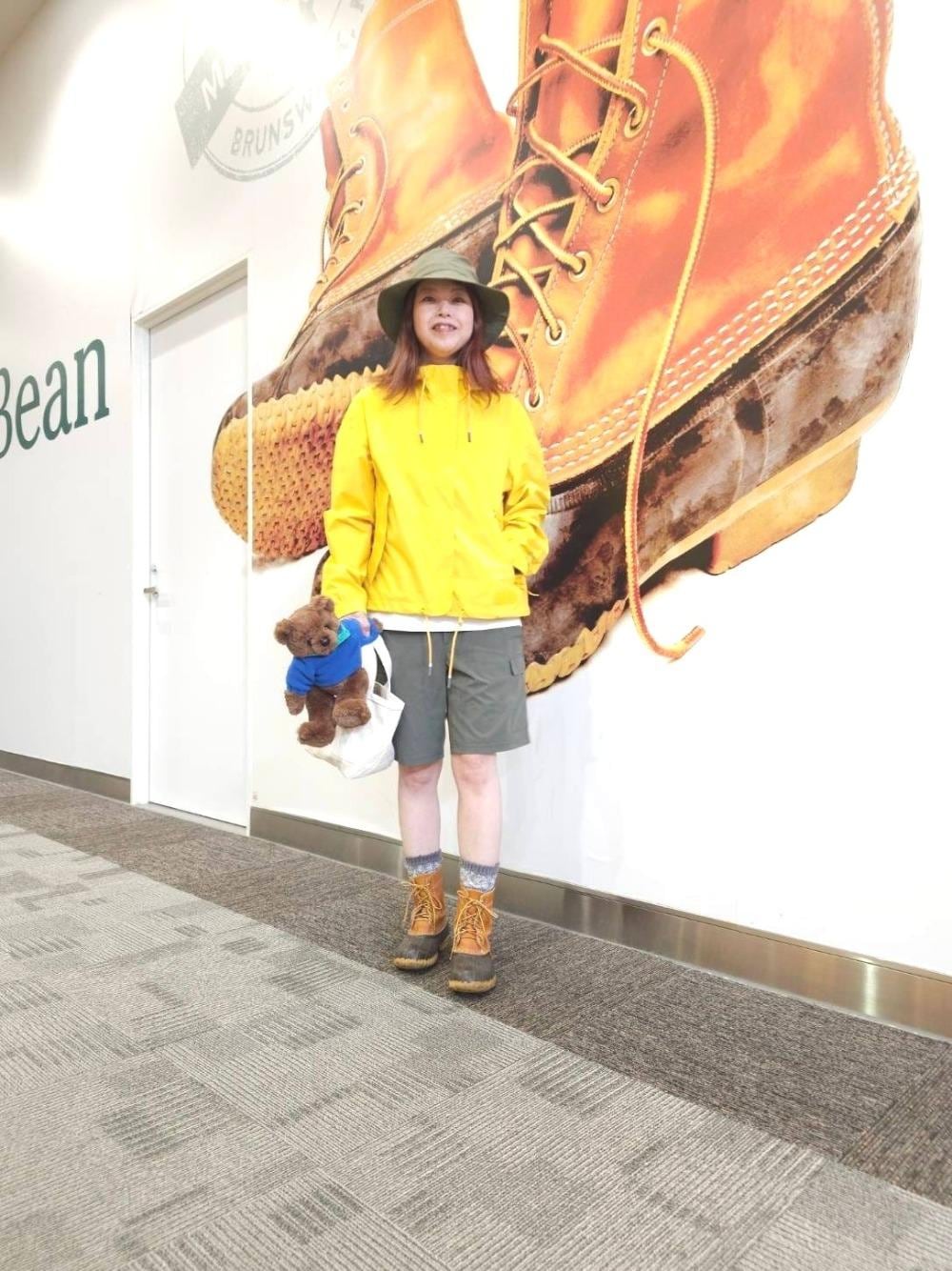 ホワイト系のトートバッグ、グリーン系のその他パンツ、ホワイト系のTシャツ/カットソーを着用したレディースの夏コーディネートの1枚目の写真