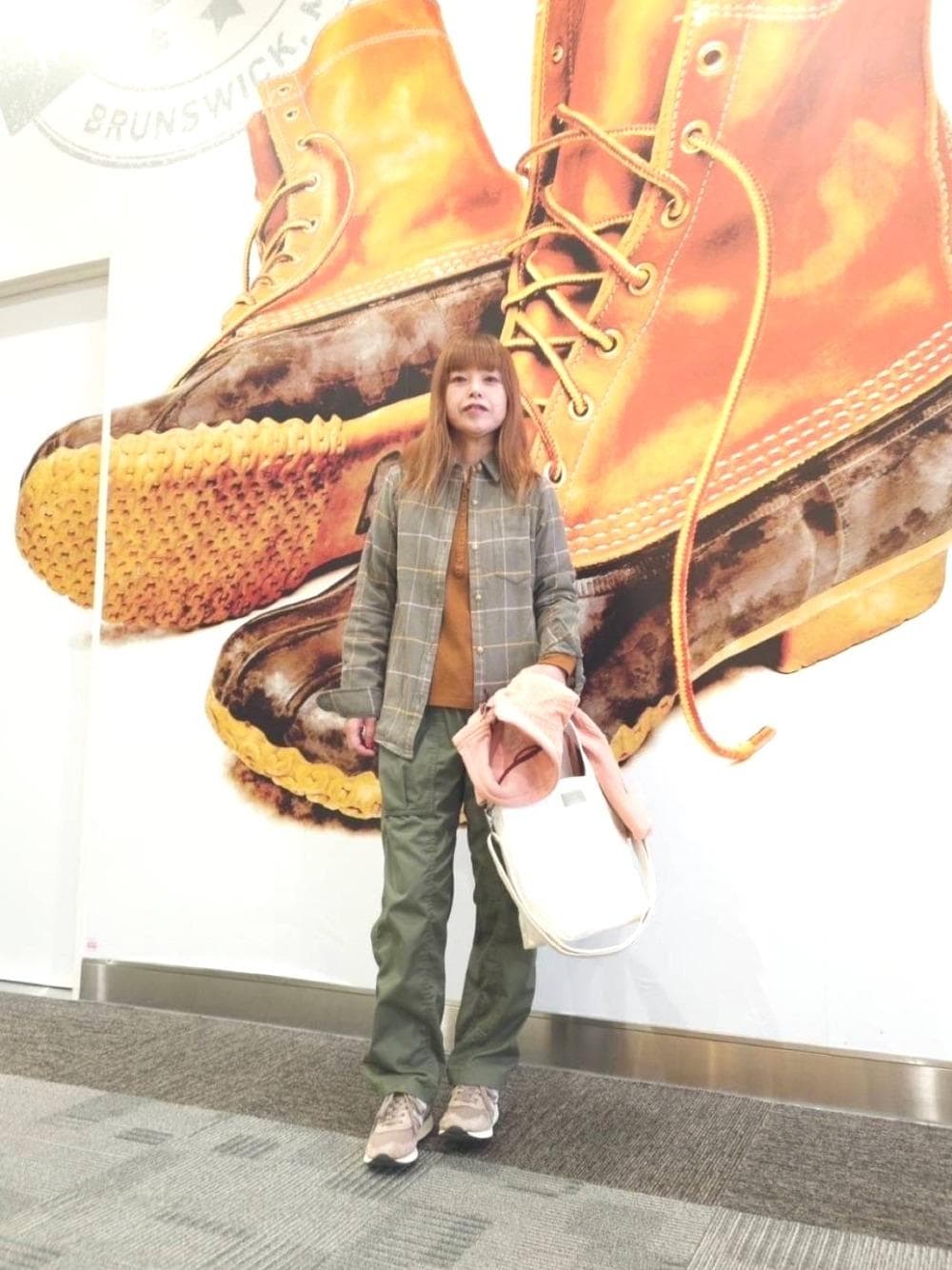 グリーン系のその他パンツ、グリーン系のシャツ/ブラウス、ホワイト系のトートバッグを着用したレディースの秋コーディネートの1枚目の写真