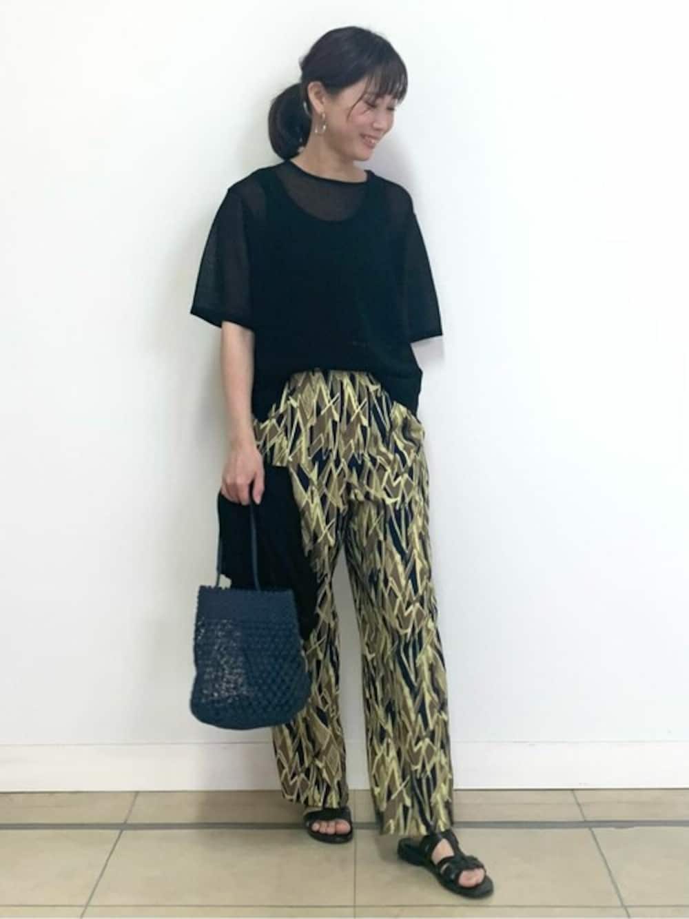 ブラック系のニット/セーター、グレー系のタンクトップ、ブルー系のその他パンツを着用したレディースの夏コーディネートの1枚目の写真