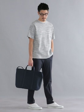 「オフィスカジュアル」｜「アイテム（Tシャツ/カットソー、グレー系）」を使った、狩野さん（メンズ・177cm）の春コーディネート