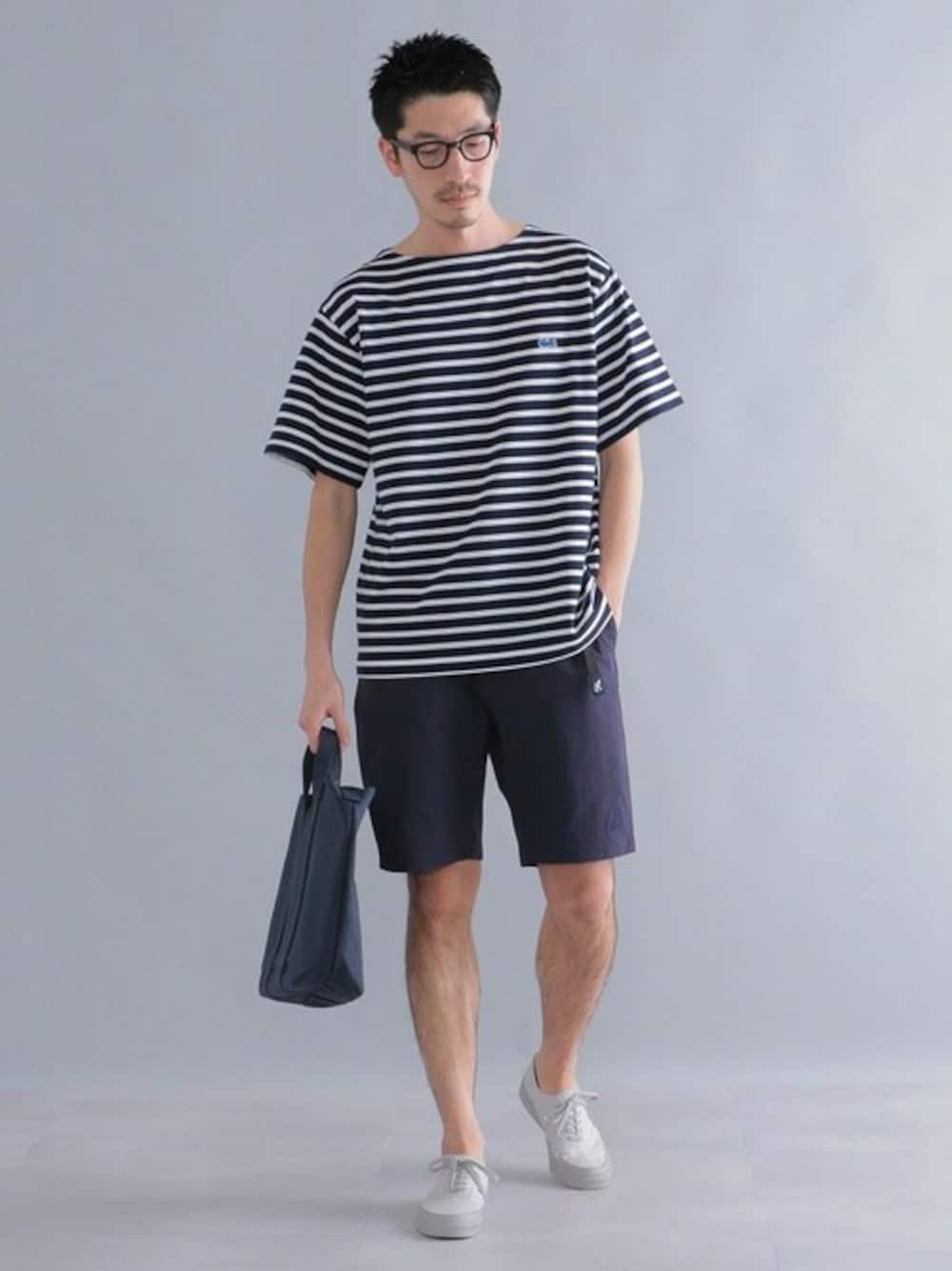 ブルー系のTシャツ/カットソー、ブルー系のその他パンツ、ブルー系のトートバッグを着用したメンズの春コーディネートの1枚目の写真