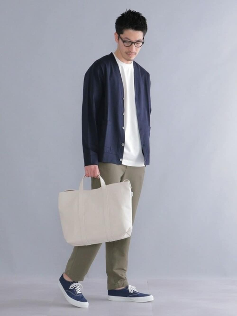 「シップス、SHIPS、休日コーデ、キャンバストート」｜「SHIPSのLACOSTE: ボディーサイズ ピグメント Tシャツ / RELAX FIT PIGMENT TEE（Tシャツ/カットソー、ホワイト系）」を使った、狩野さん（メンズ・177cm）の春コーディネートの1枚目の写真
