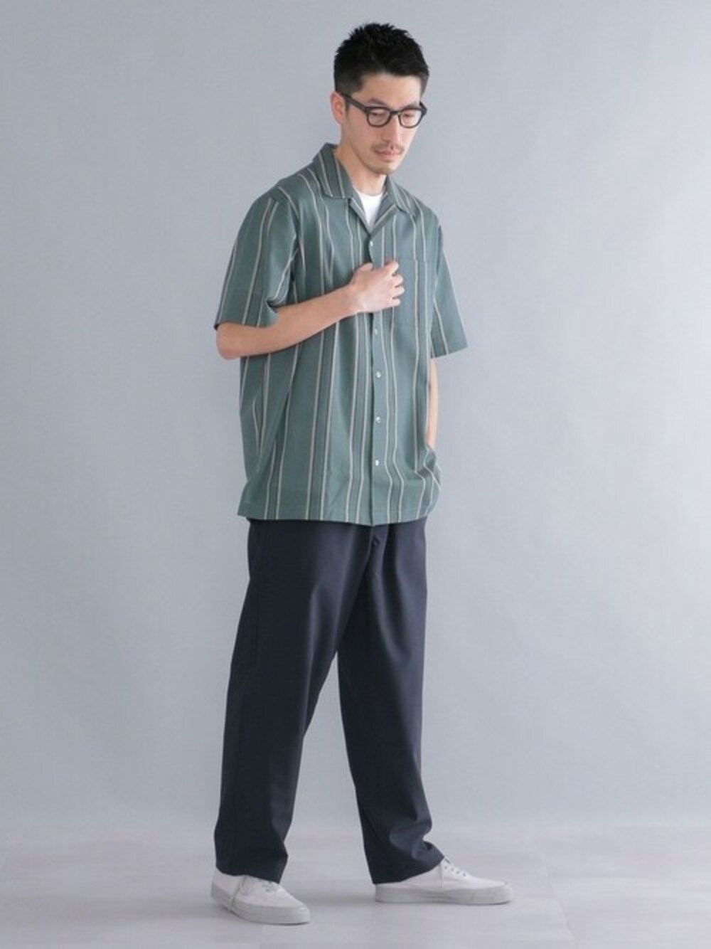 グリーン系のシャツ/ブラウス、ホワイト系のTシャツ/カットソー、ブルー系のスラックスを着用したメンズの春コーディネートの1枚目の写真