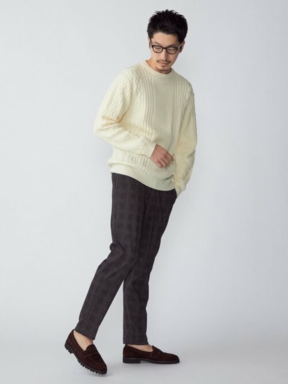 ブラウン系のスラックス、ホワイト系のニット/セーター、ブラウン系のローファーを着用したメンズの秋コーディネートの1枚目の写真