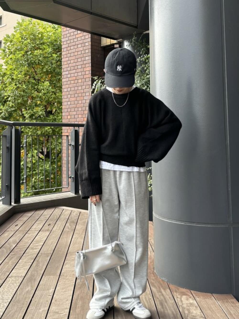 ブラック系のニット/セーターを着用したレディースの秋コーディネートの1枚目の写真