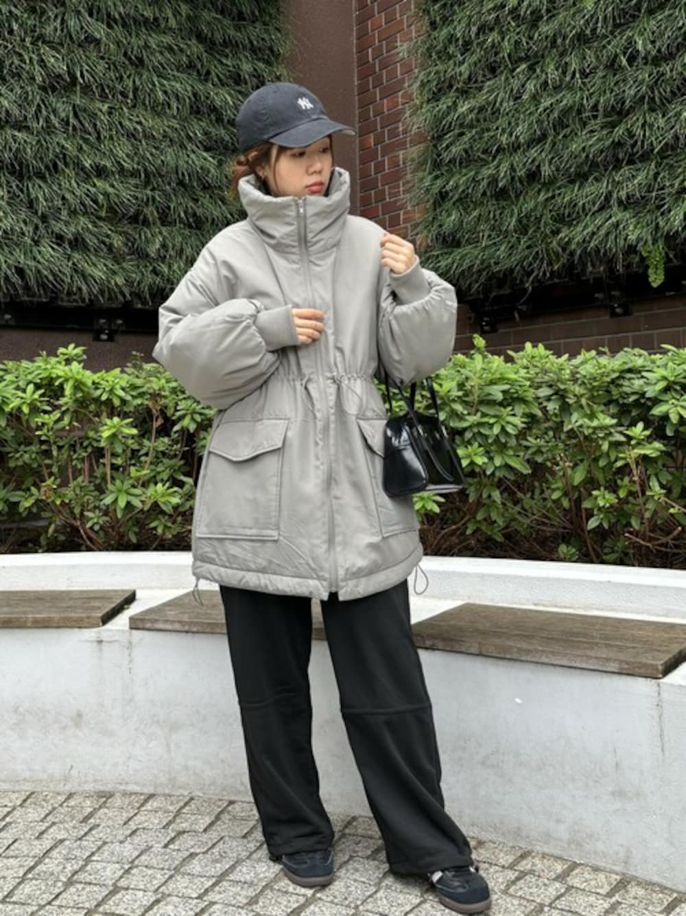 「大人カジュアル、スニーカーコーデ、モノトーンコーデ、ノームコア、キャップ女子、韓国コーデ、スウェットコーデ、グレーダウン、カーキダウン、ダウンコーデ」｜「ISOOKの【ISOOK / アイスー】ドローコード中綿コート / ナイロン ダウンジャケット オーバーサイズ ZOZOTOWN限定（ダウンジャケット/コート、グリーン系）」を使った、ISOOKさん（レディース・160cm）の秋コーディネートの1枚目の写真