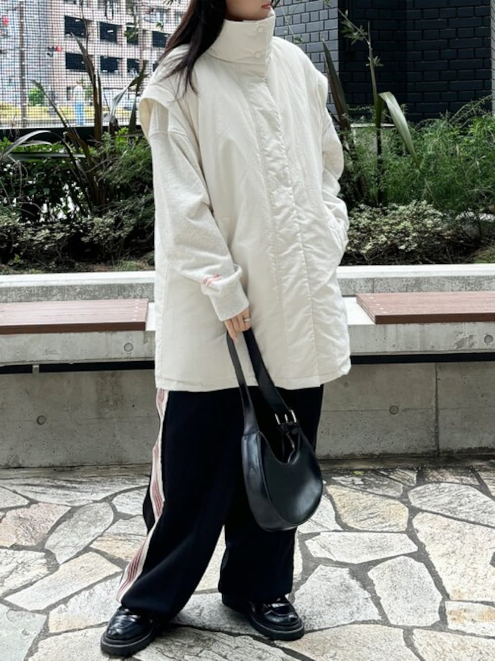 ホワイト系のダウンジャケット/コート、ブラック系のその他パンツ、ホワイト系のスウェットを着用したレディースの秋コーディネートの1枚目の写真