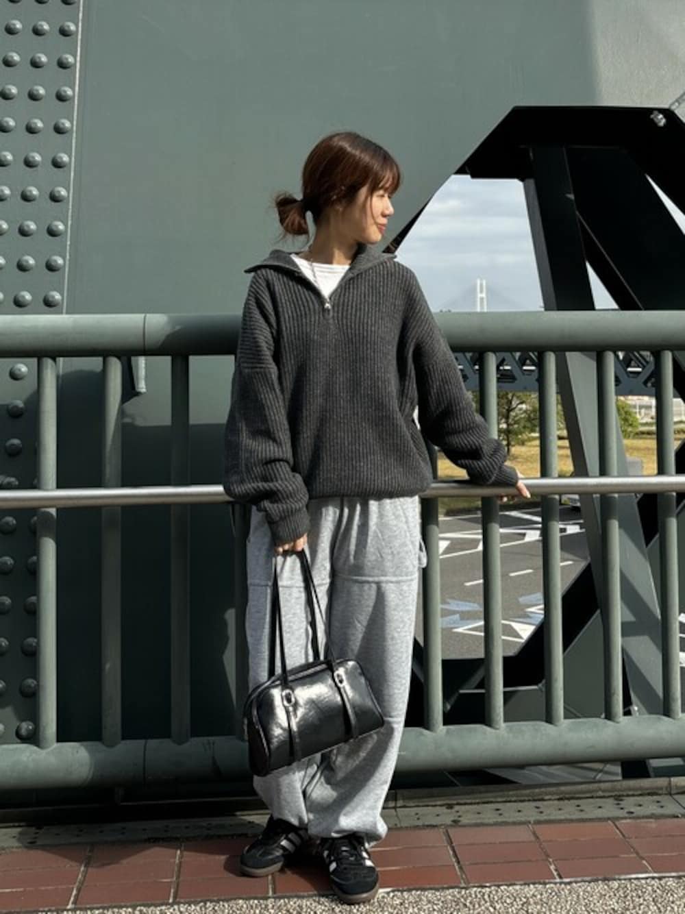 グレー系のニット/セーター、グレー系のスウェットパンツを着用したレディースの冬コーディネートの1枚目の写真