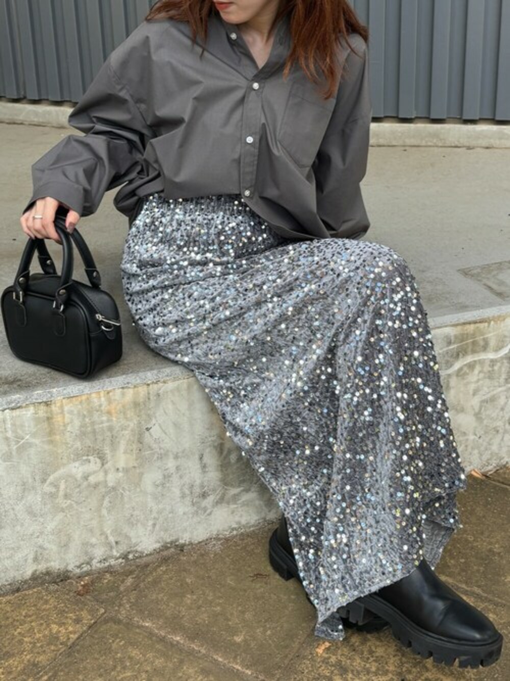 シルバー系のスカート、グレー系のシャツ/ブラウスを着用したレディースの冬コーディネートの1枚目の写真