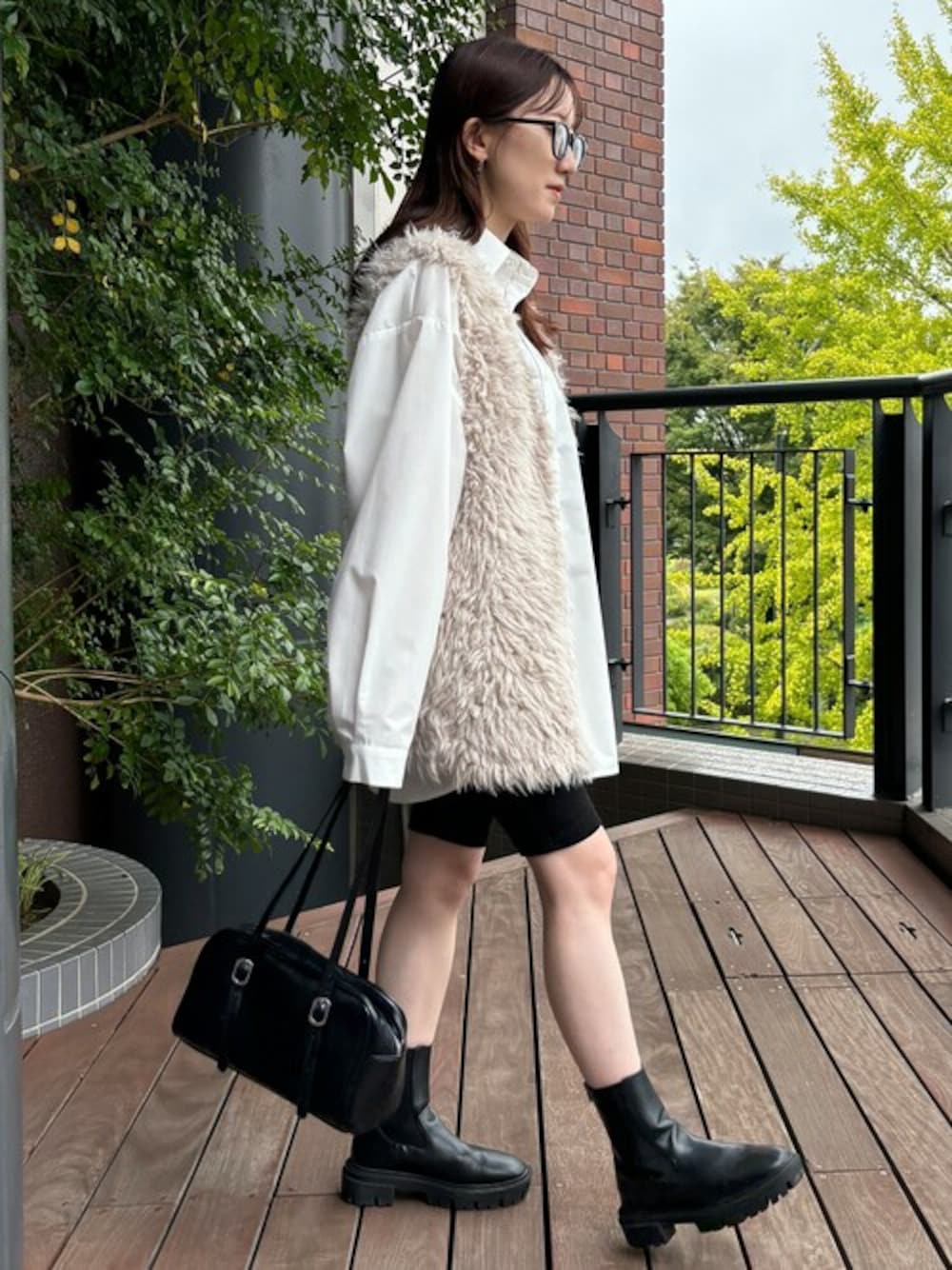 「大人カジュアル、ボアベスト、ファーベスト、黒縁メガネ、レギンスパンツ、ママコーデ、低身長コーデ、シンプルカジュアル、オーバーサイズシャツ、ブーツ合わせ」｜「ISOOKの【新色登場！】スタンダードオーバーサイズシャツ/ ルーズ カラーシャツ ビッグサイズ レギュラーカラー 青シャツ 白シャツ（シャツ/ブラウス、ホワイト系）」を使った、ISOOKさん（レディース・152cm）の冬コーディネートの1枚目の写真