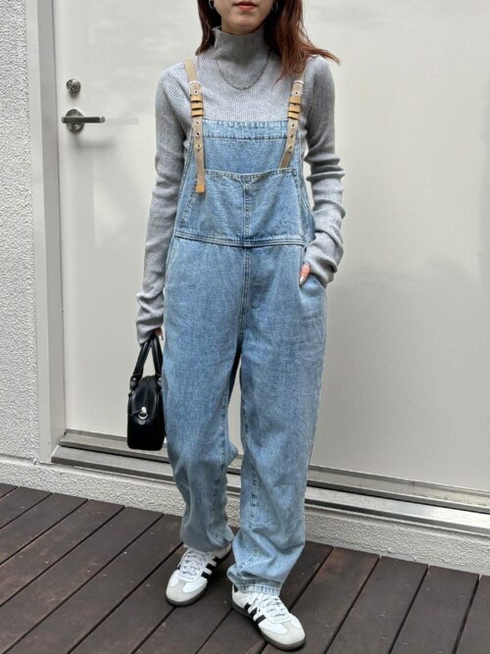 グレー系のニット/セーターを着用したレディースの冬コーディネートの1枚目の写真