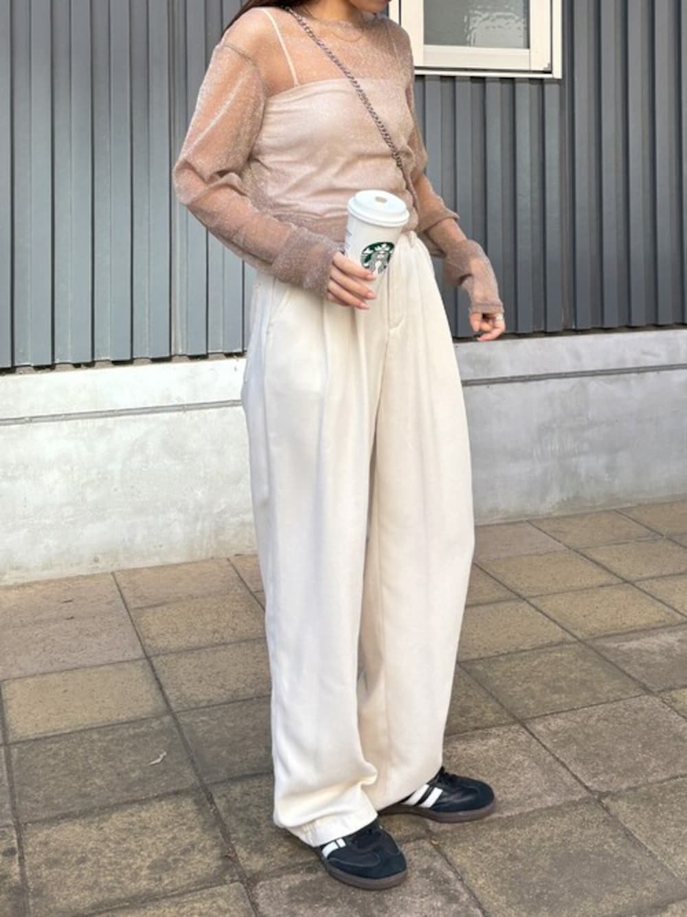 ブラウン系のTシャツ/カットソー、ホワイト系のチノパンツを着用したレディースの冬コーディネートの1枚目の写真