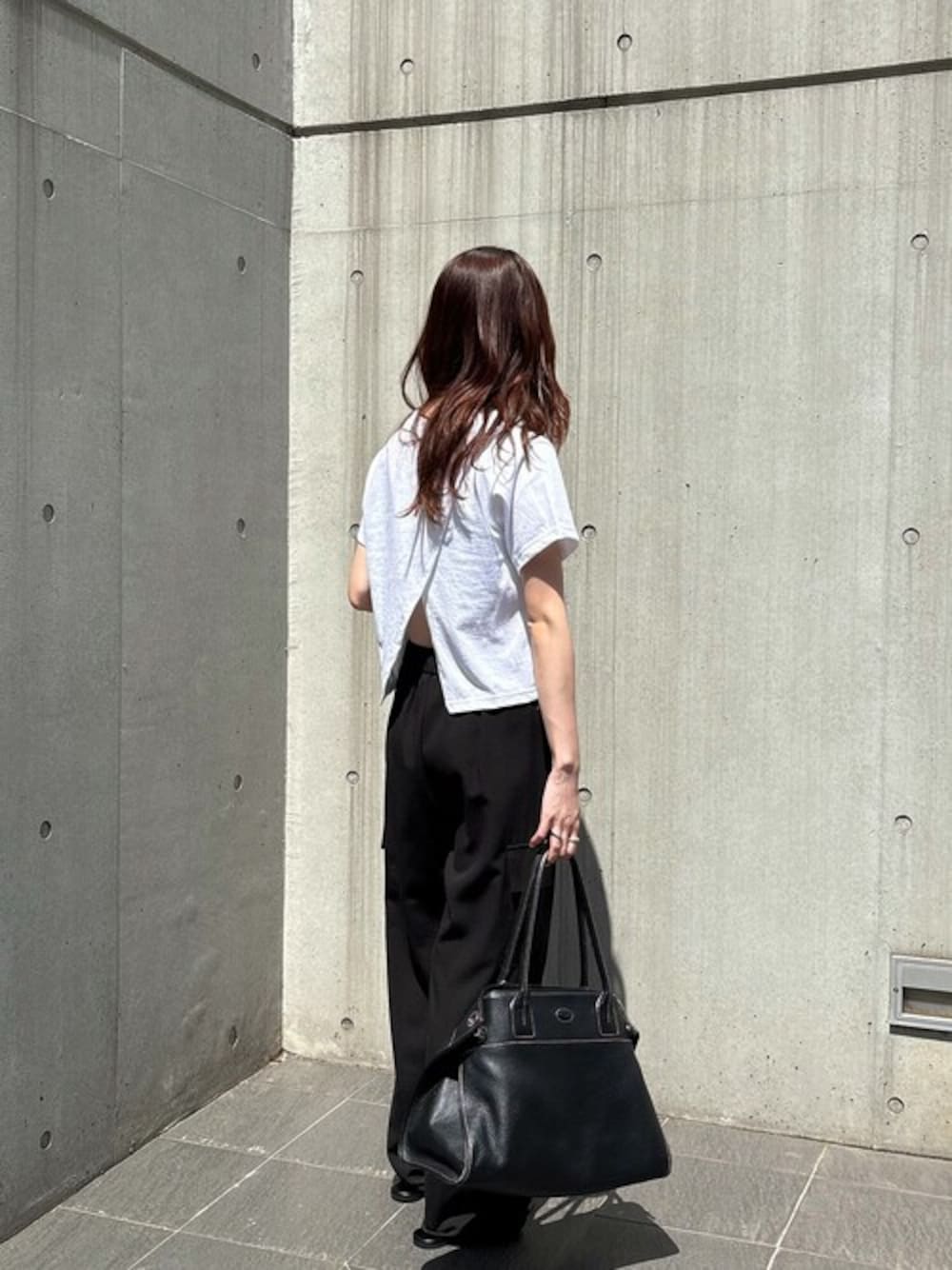 ホワイト系のTシャツ/カットソーを着用したレディースの夏コーディネートの1枚目の写真