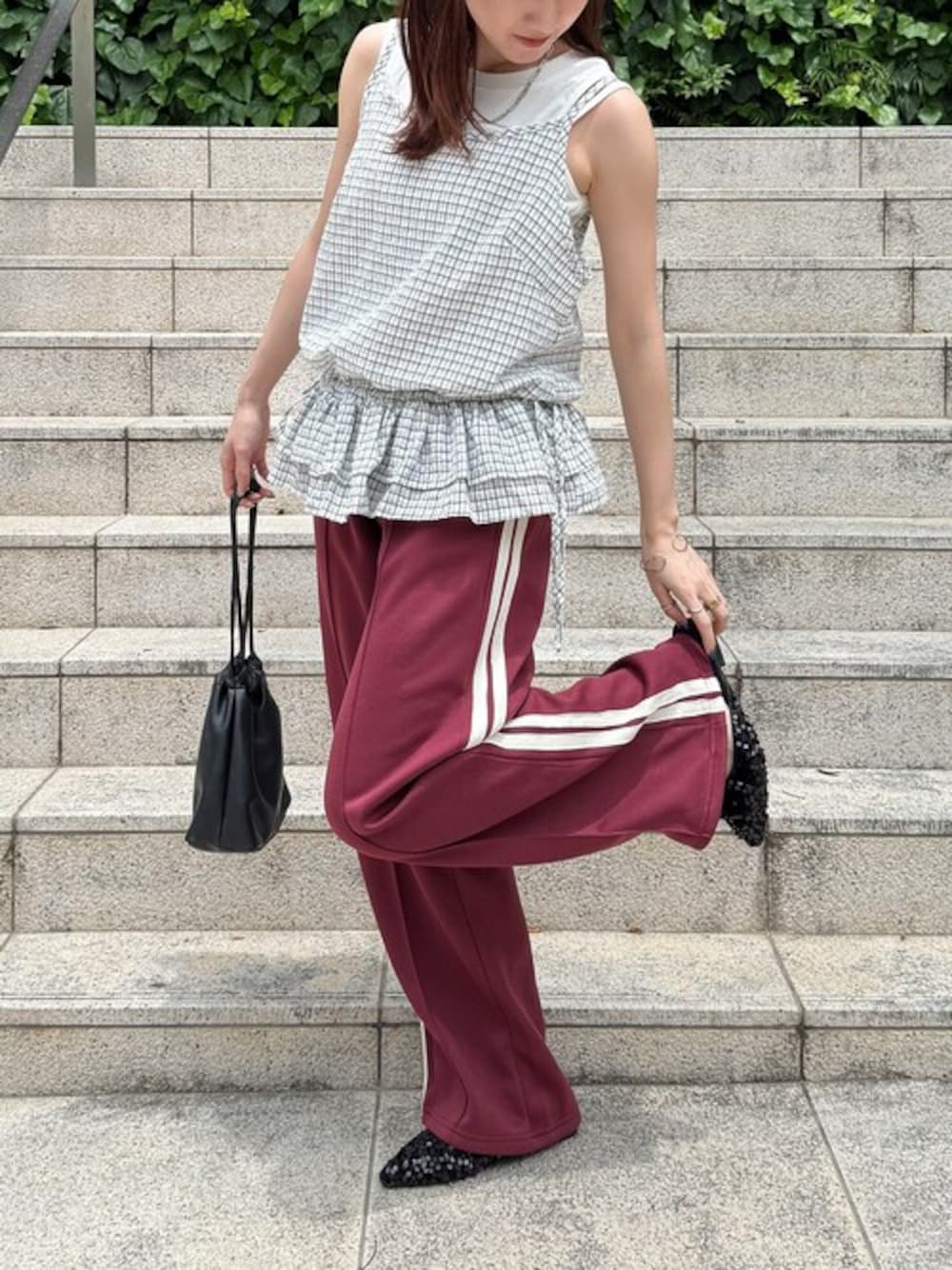 ホワイト系のキャミソール、ホワイト系のタンクトップ、レッド系のその他パンツを着用したレディースの夏コーディネートの1枚目の写真