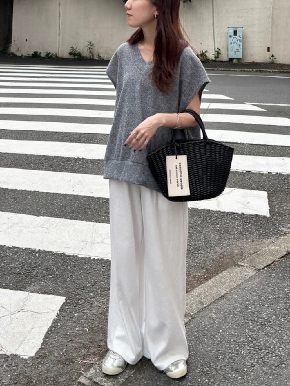 グレー系のベスト、ホワイト系のスウェットパンツを着用したレディースの夏コーディネートの1枚目の写真