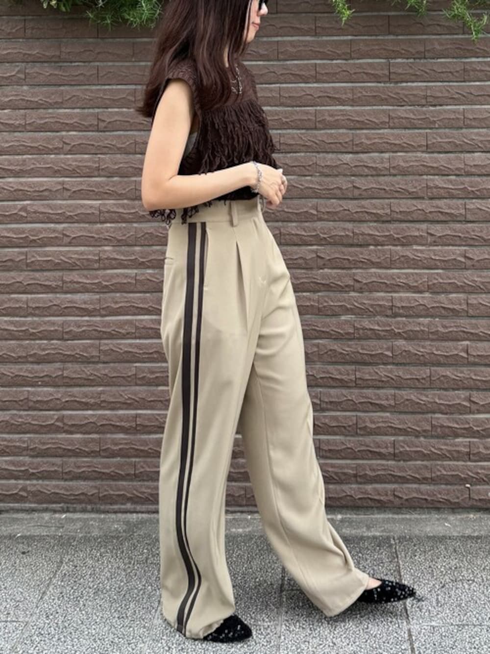 「スラックス、ビスチェ、休日スタイル、ニットベスト、トラックパンツ、夏コーデ、ノースリーブ、ママコーデ、ブラウンコーデ、ｳｪｰﾌﾞ」｜「ISOOKの【ISOOK / アイスー】ループフリンジニットベスト / サマーニット ビスチェ ニットタンク 綿タッチ クルーネック ノースリーブ タンクトップ クロップド丈 ショート丈 短丈 レイヤード 夏 アイボリー ホワイト ブラウン ブラック 白 茶 黒 ZOZOTOWN限定（タンクトップ、ブラウン系）」を使った、ISOOKさん（レディース・160cm）の夏コーディネートの1枚目の写真